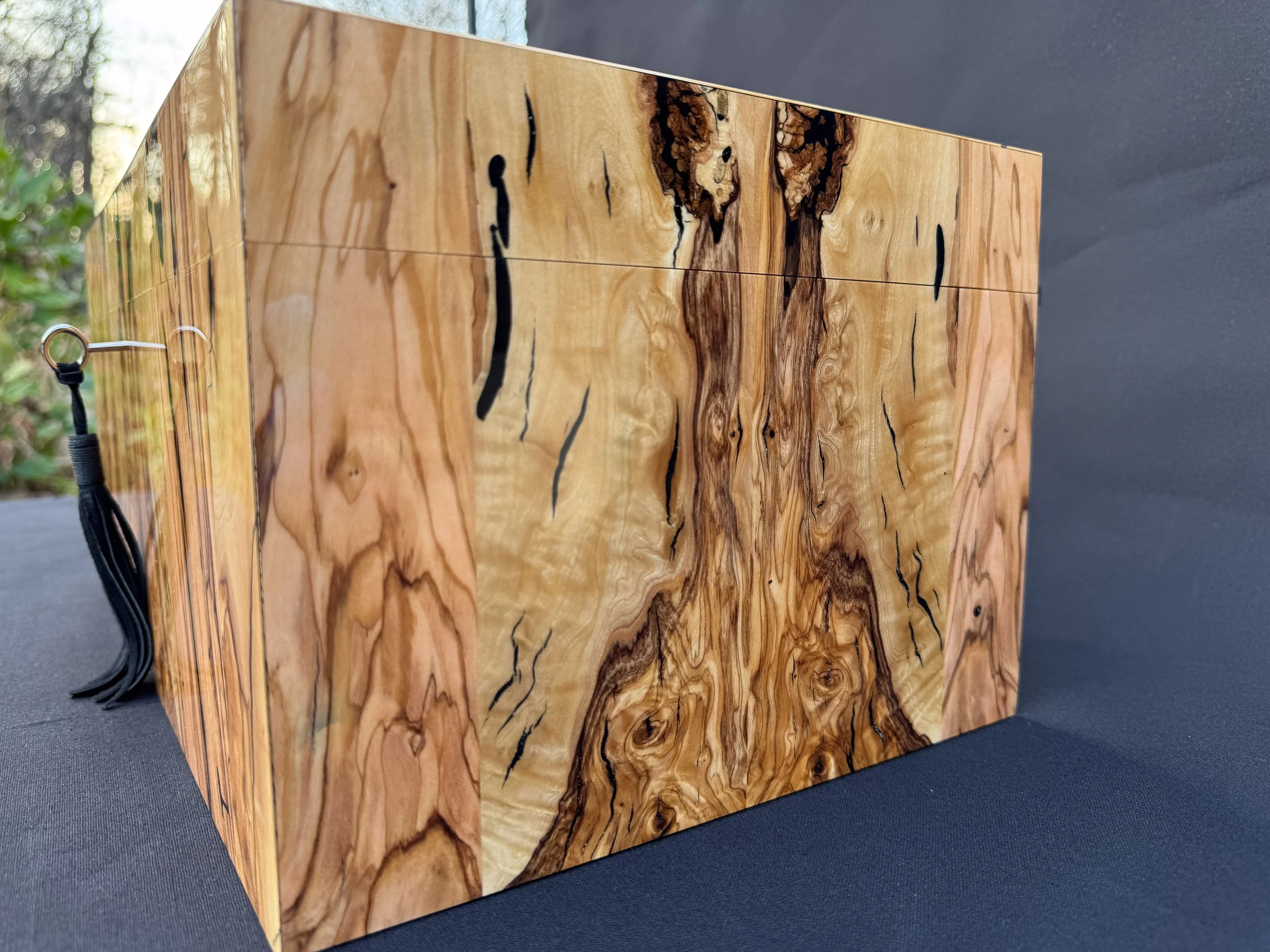 centient-luxury-bethlehem-olivewood-humidor-right-side-angled-grain-detail.jpg