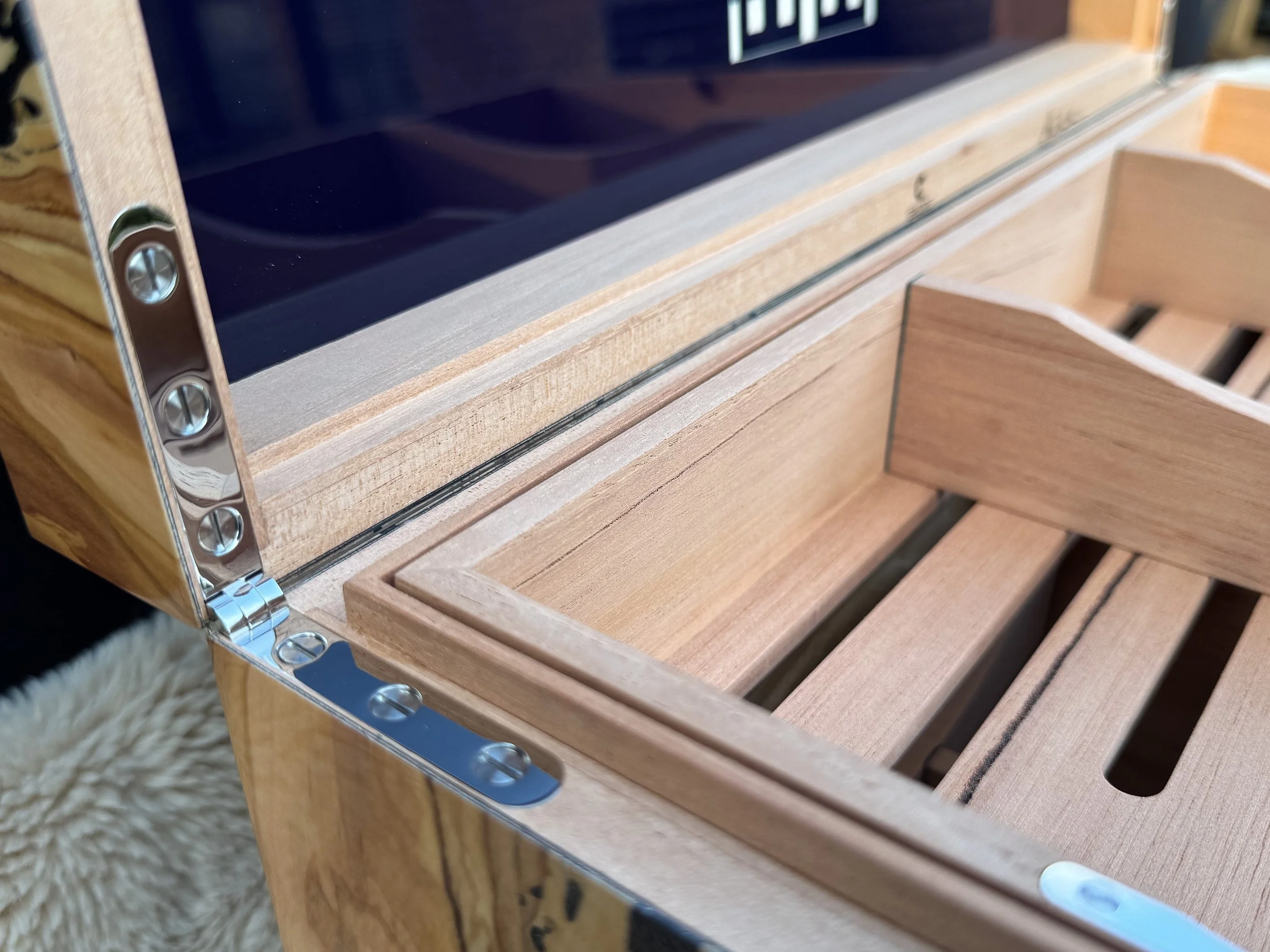 centient-luxury-bethlehem-olivewood-humidor-left-hinge-tray-handle.jpg