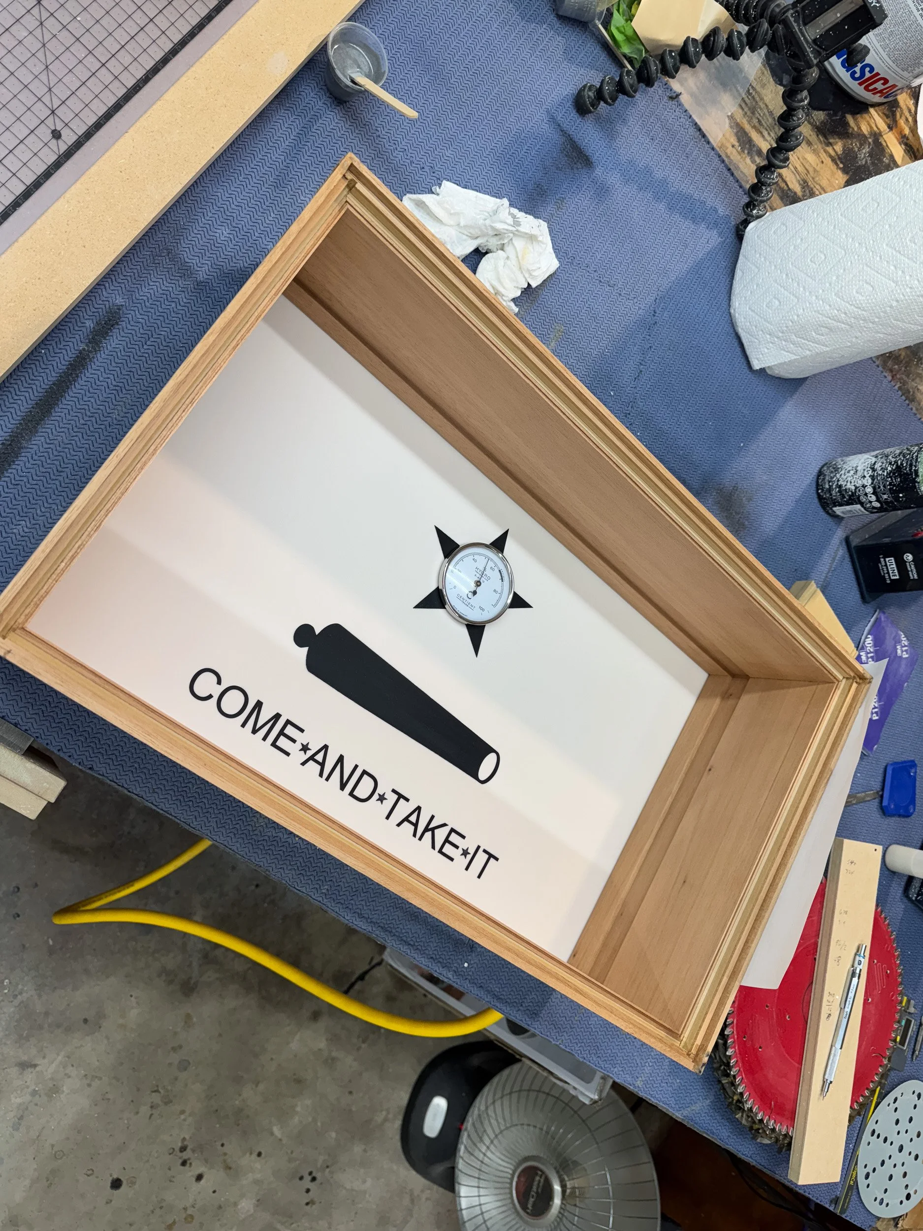 centient-luxury-texas-flag-humidor-inside-lid-with-hygrometer.jpg