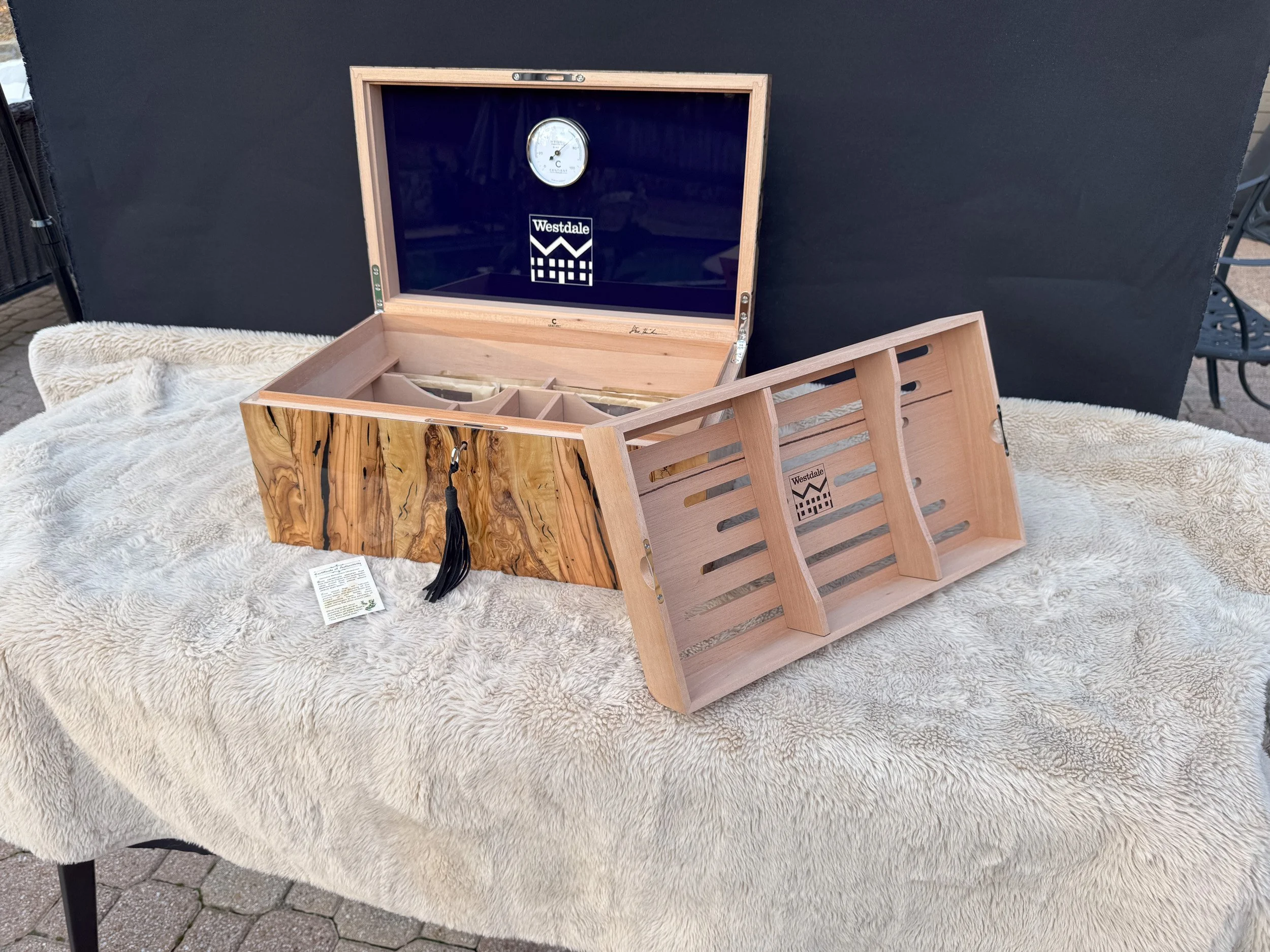 centient-luxury-bethlehem-olivewood-humidor-open-tray-certificate-overview.jpg