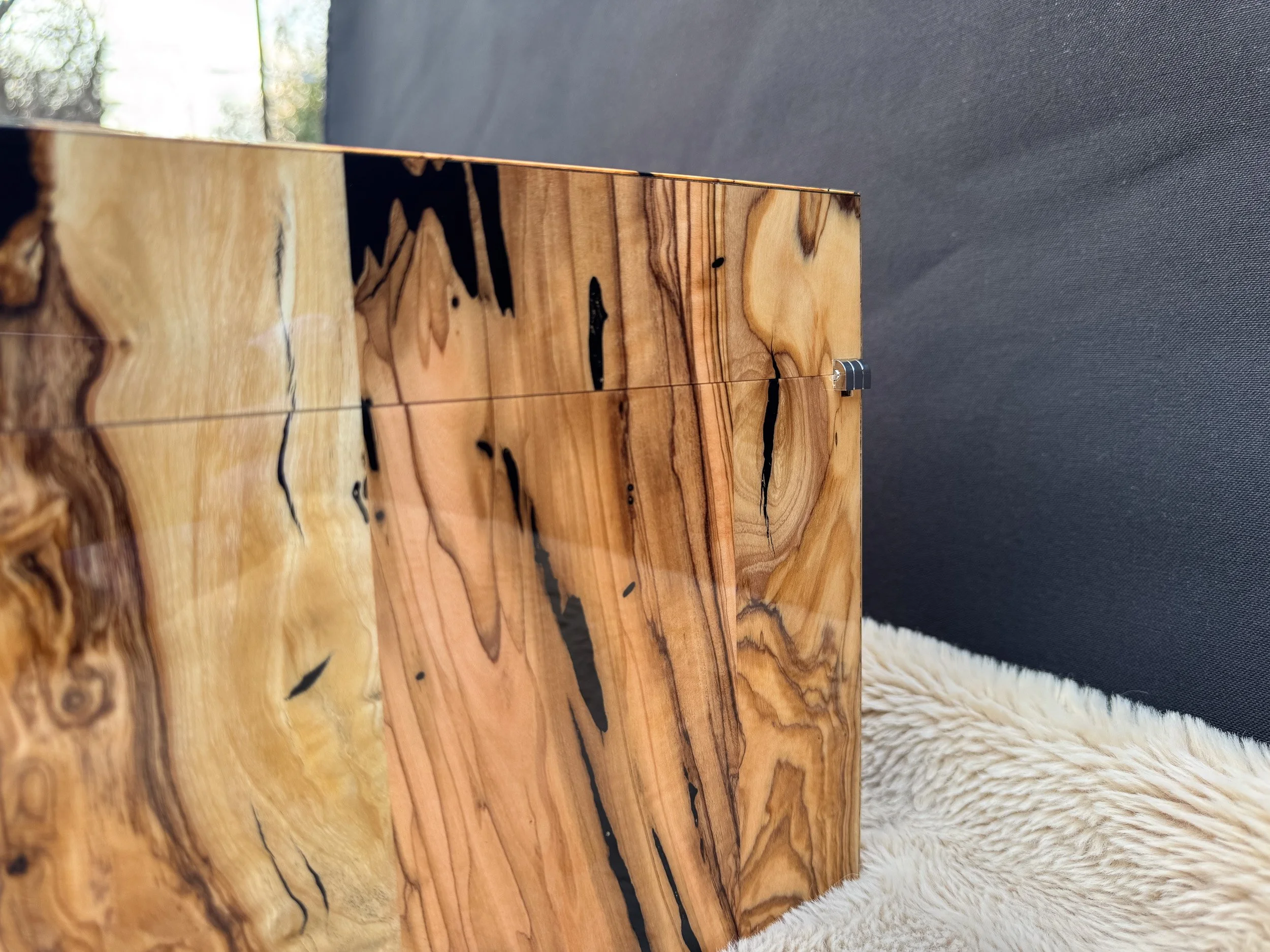 centient-luxury-bethlehem-olivewood-humidor-rear-view-grain-detail.jpg