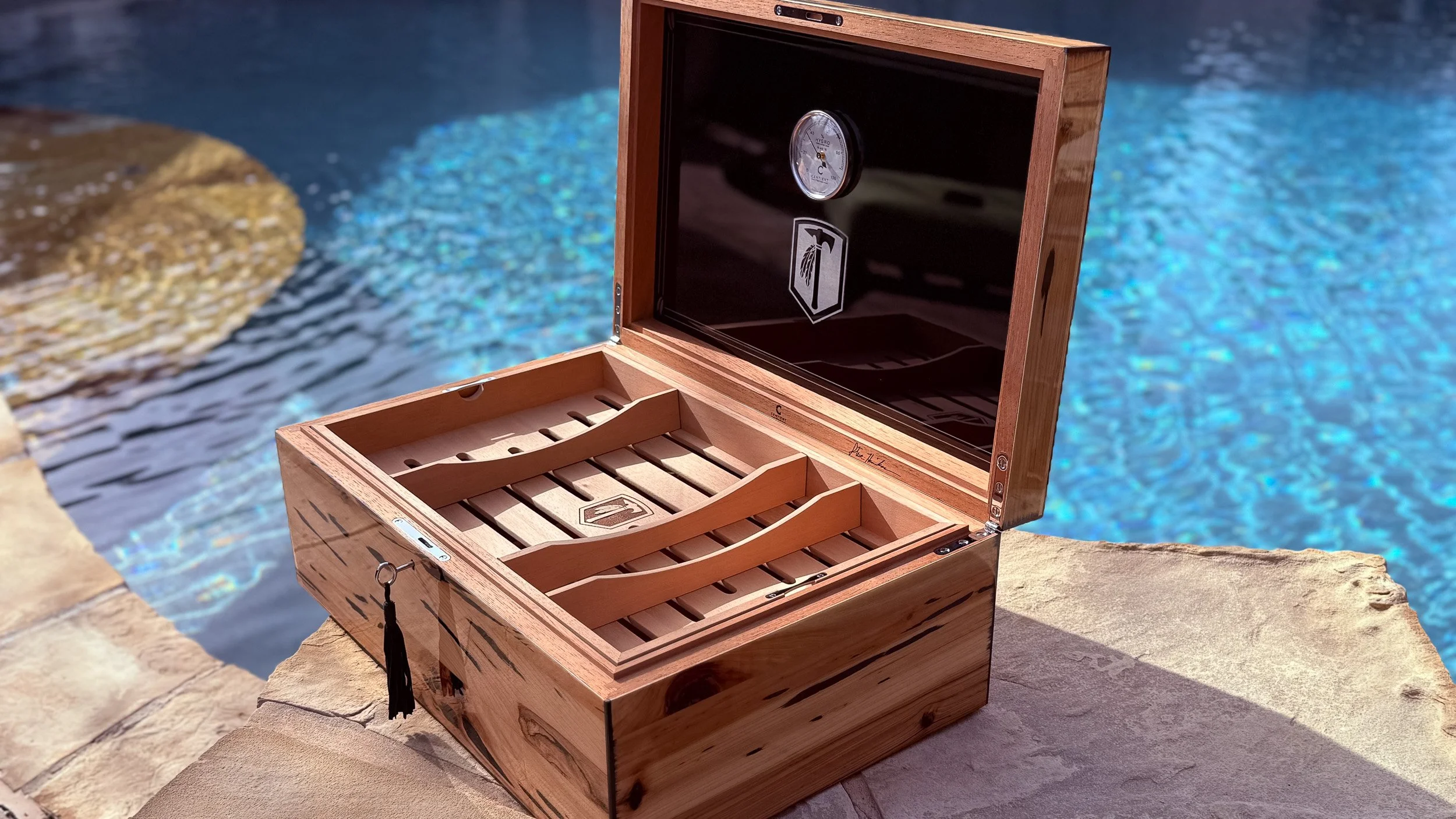 entient-luxury-pecky-cypress-humidor-open-poolside.jpg