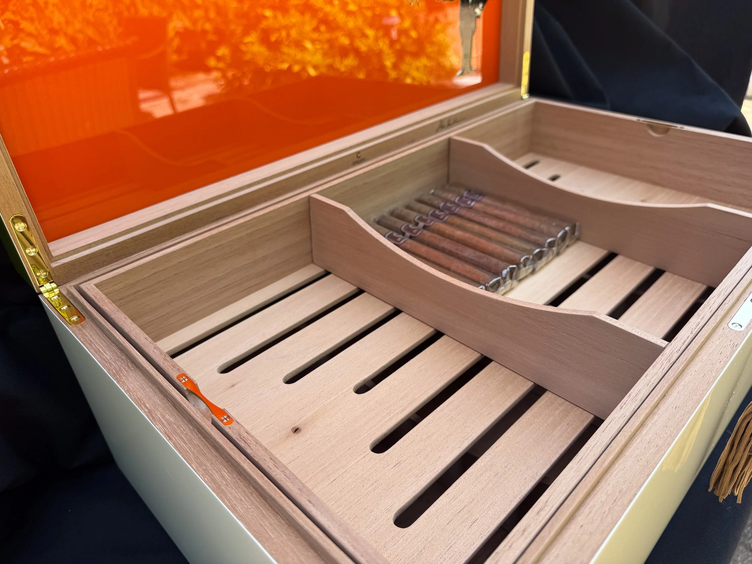 centient-luxury-avocado-green-orange-humidor-open-tray-left-side.jpg