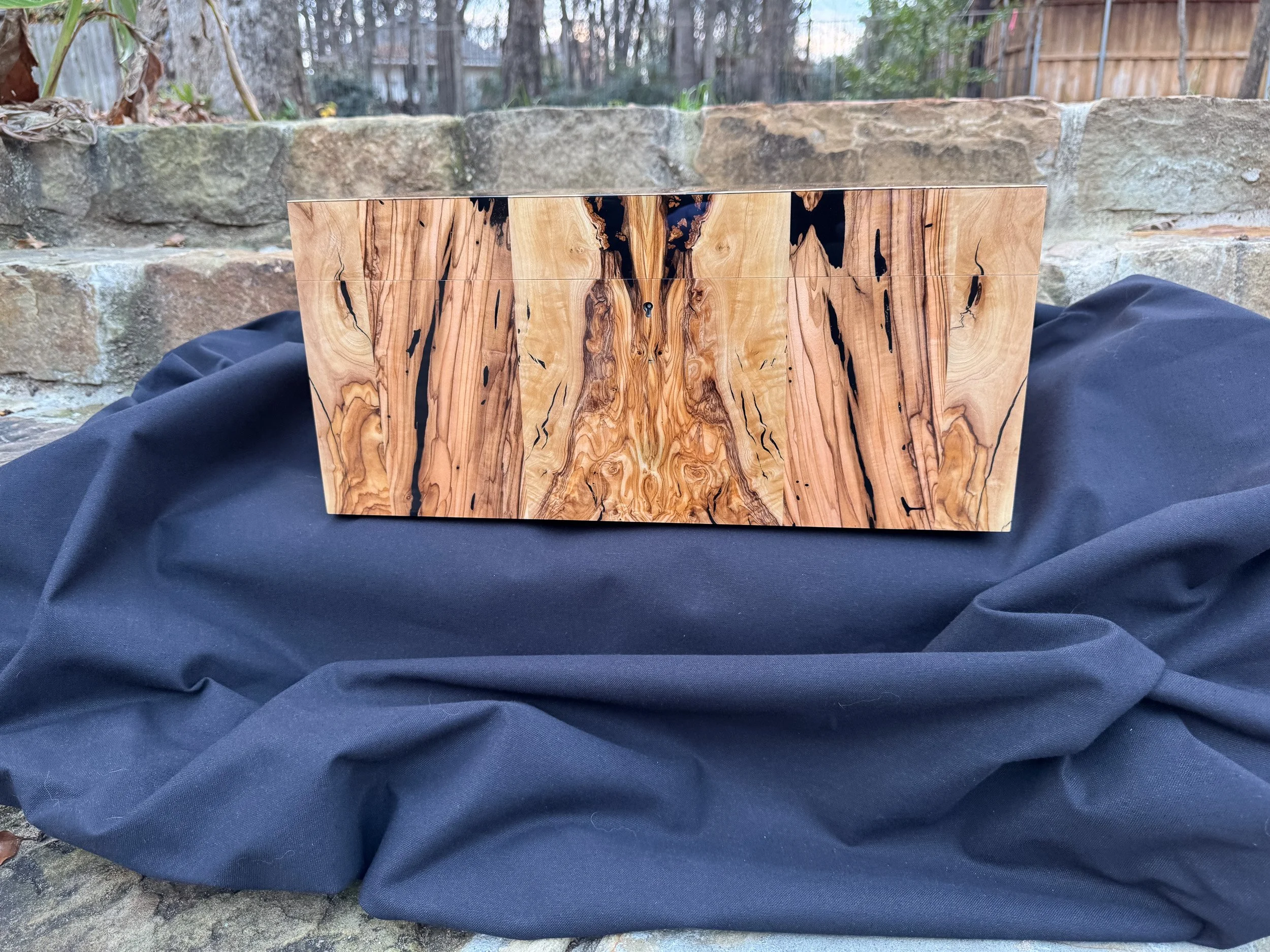 centient-luxury-bethlehem-olivewood-humidor-front-panel-grain.jpg