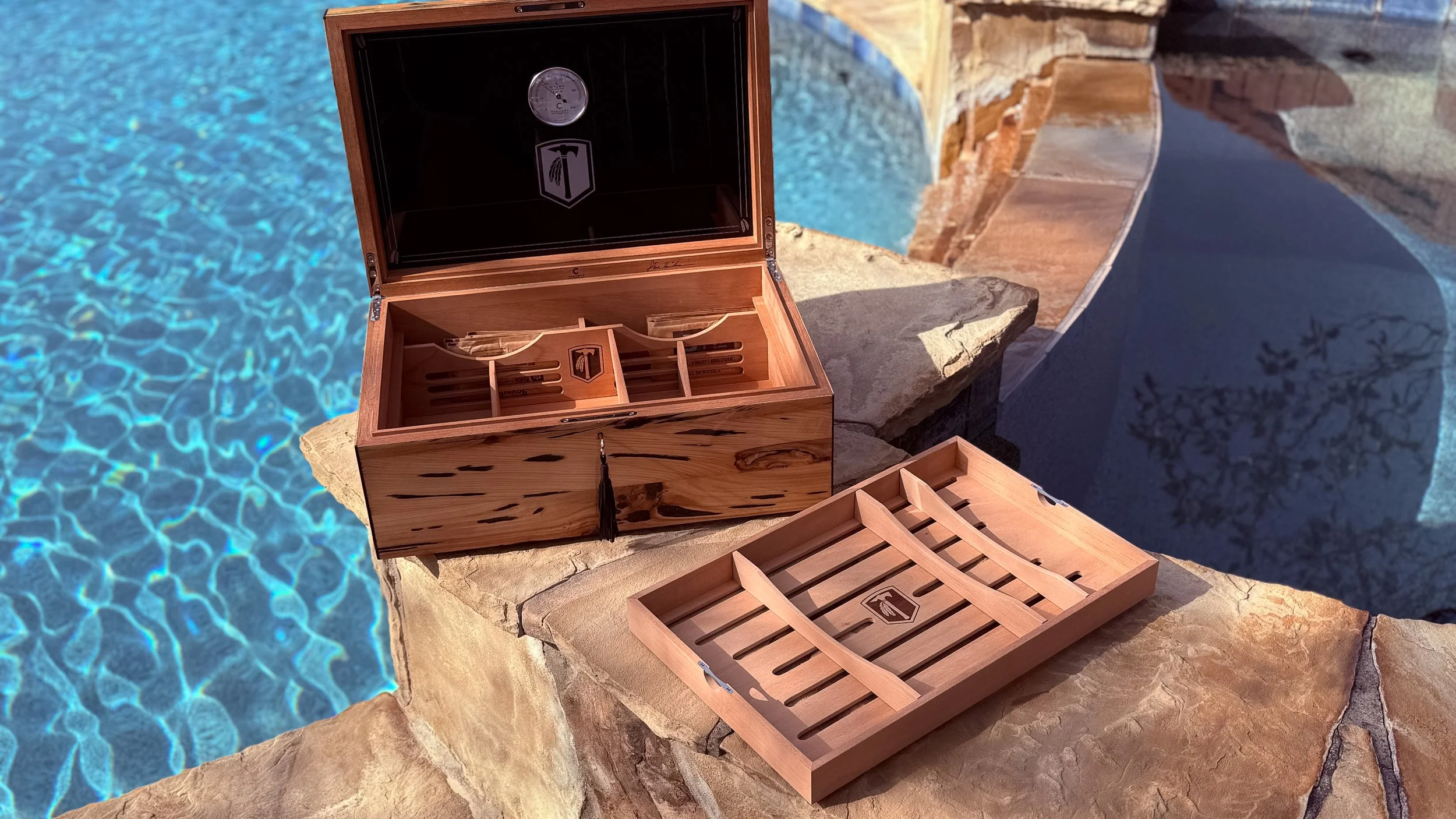 centient-luxury-pecky-cypress-humidor-open-tray-removed.jpg