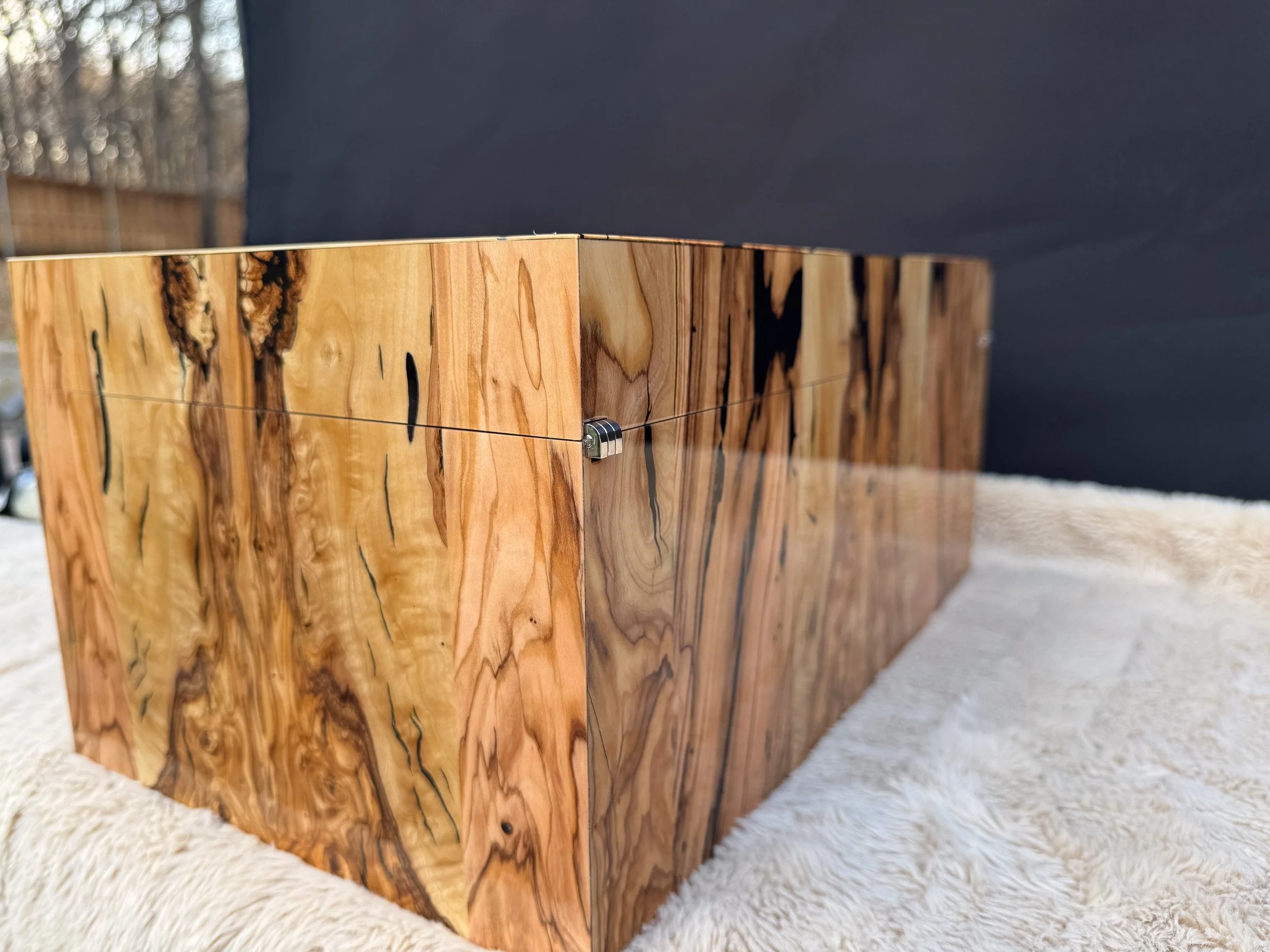 centient-luxury-bethlehem-olivewood-humidor-right-side-back-grain-detail.jpg