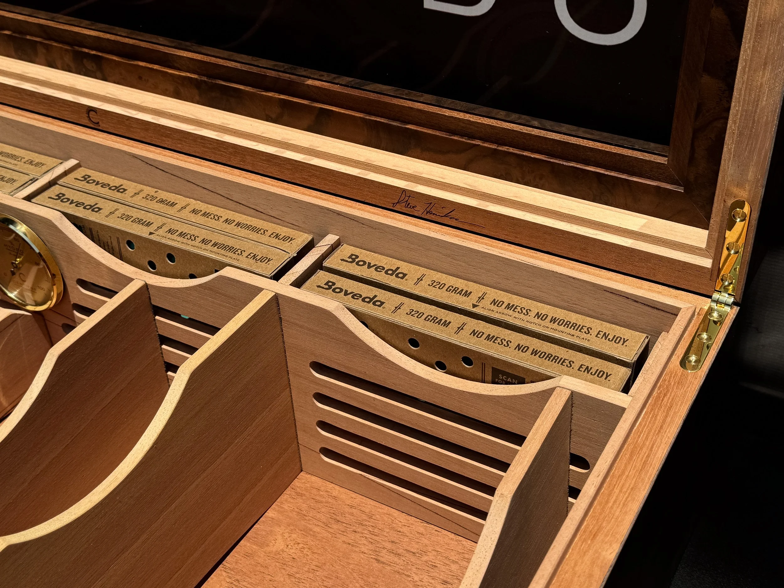 centient-luxury-walnut-burl-museum-glass-humidor-right-boveda-dividers.jpg