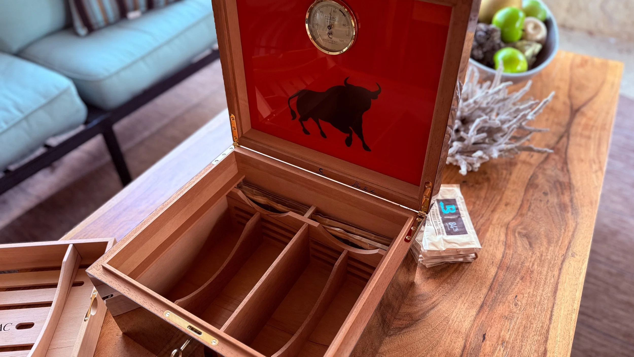 centient-luxury-walnut-burl-humidor-top-view-diveders-boveda.jpg