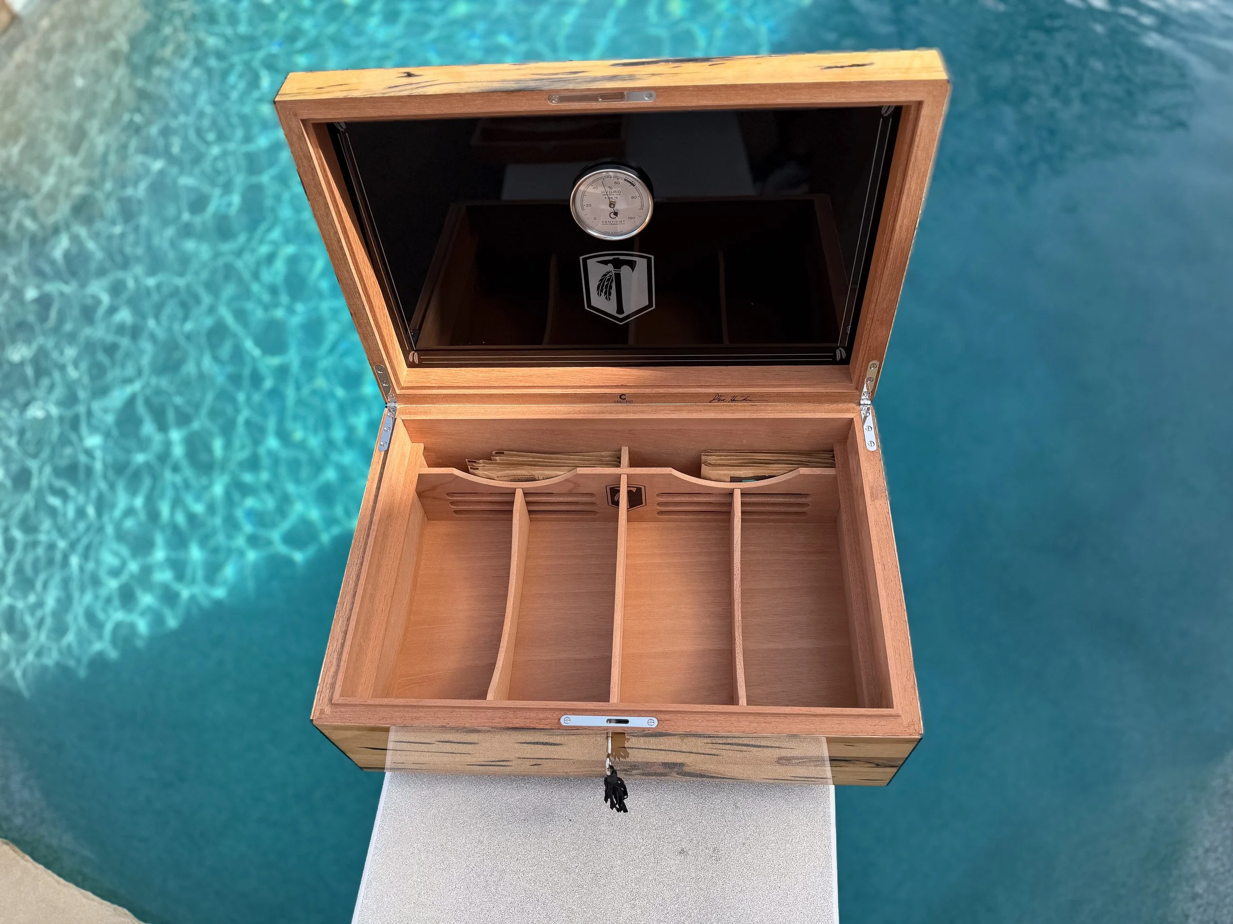 centient-luxury-pecky-cypress-humidor-open-top.jpg