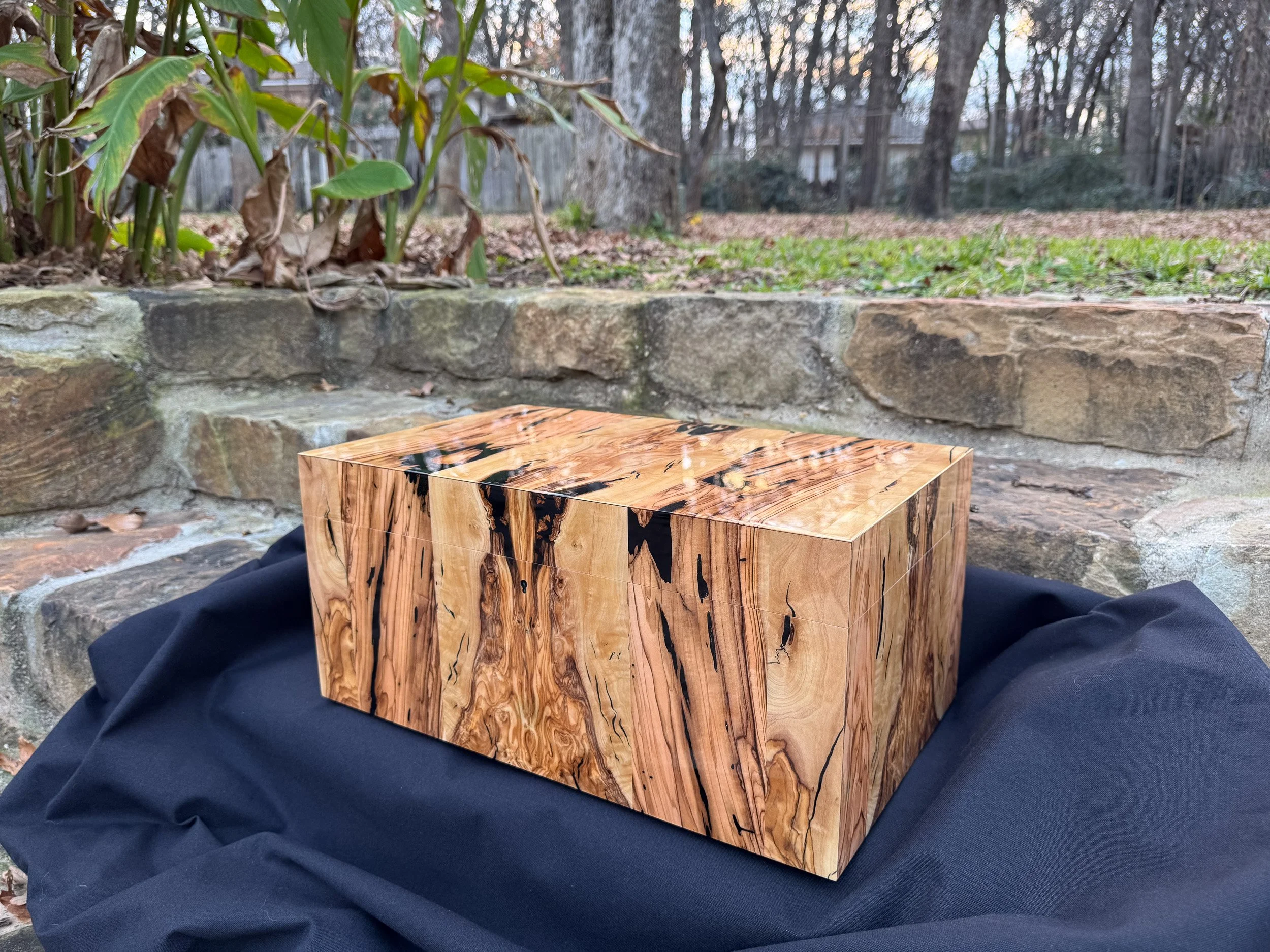 centient-luxury-bethlehem-olivewood-humidor-exterior-closed-grain-hero.jpg