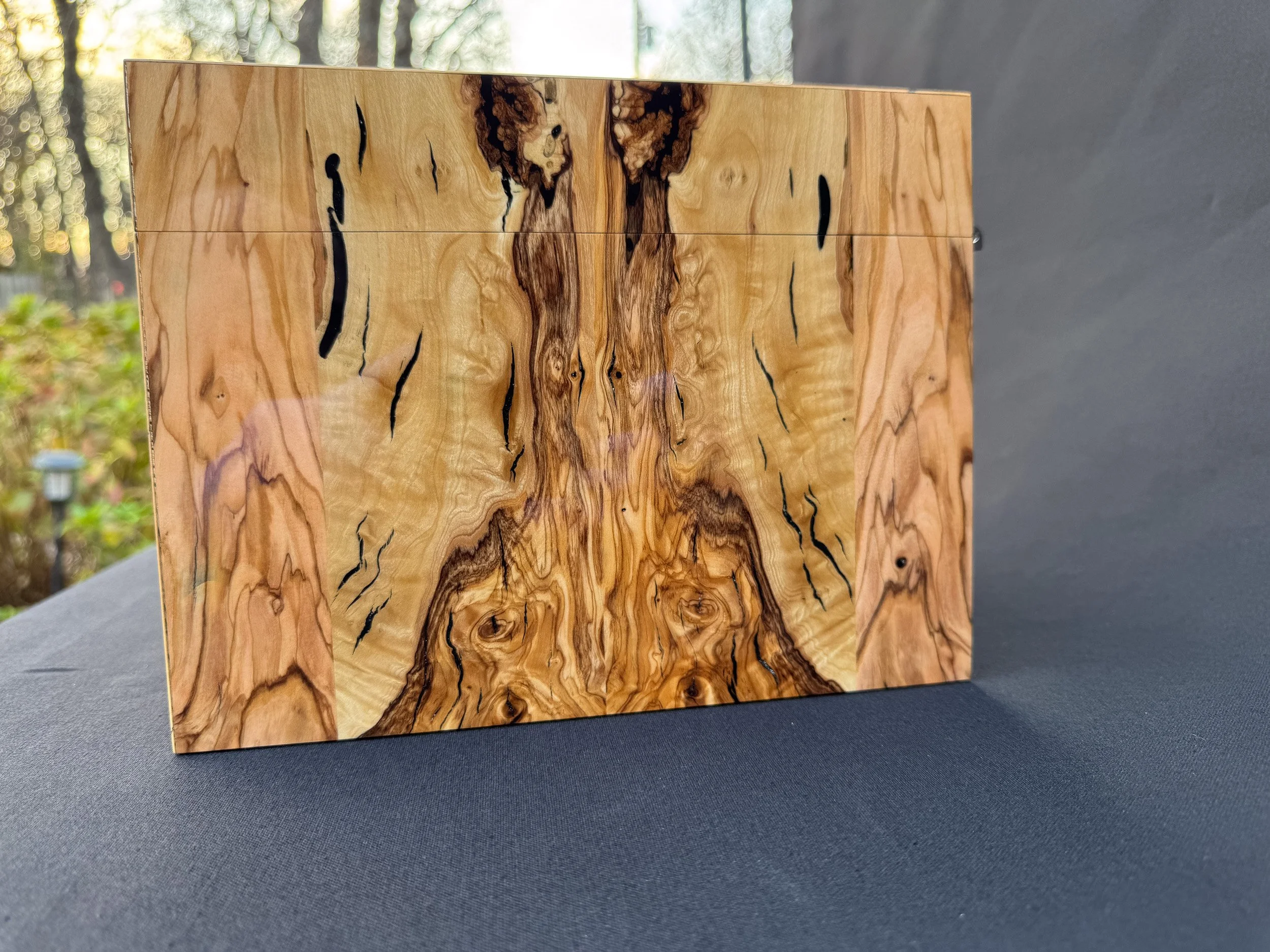 centient-luxury-bethlehem-olivewood-humidor-right-side-grain-detail.jpg