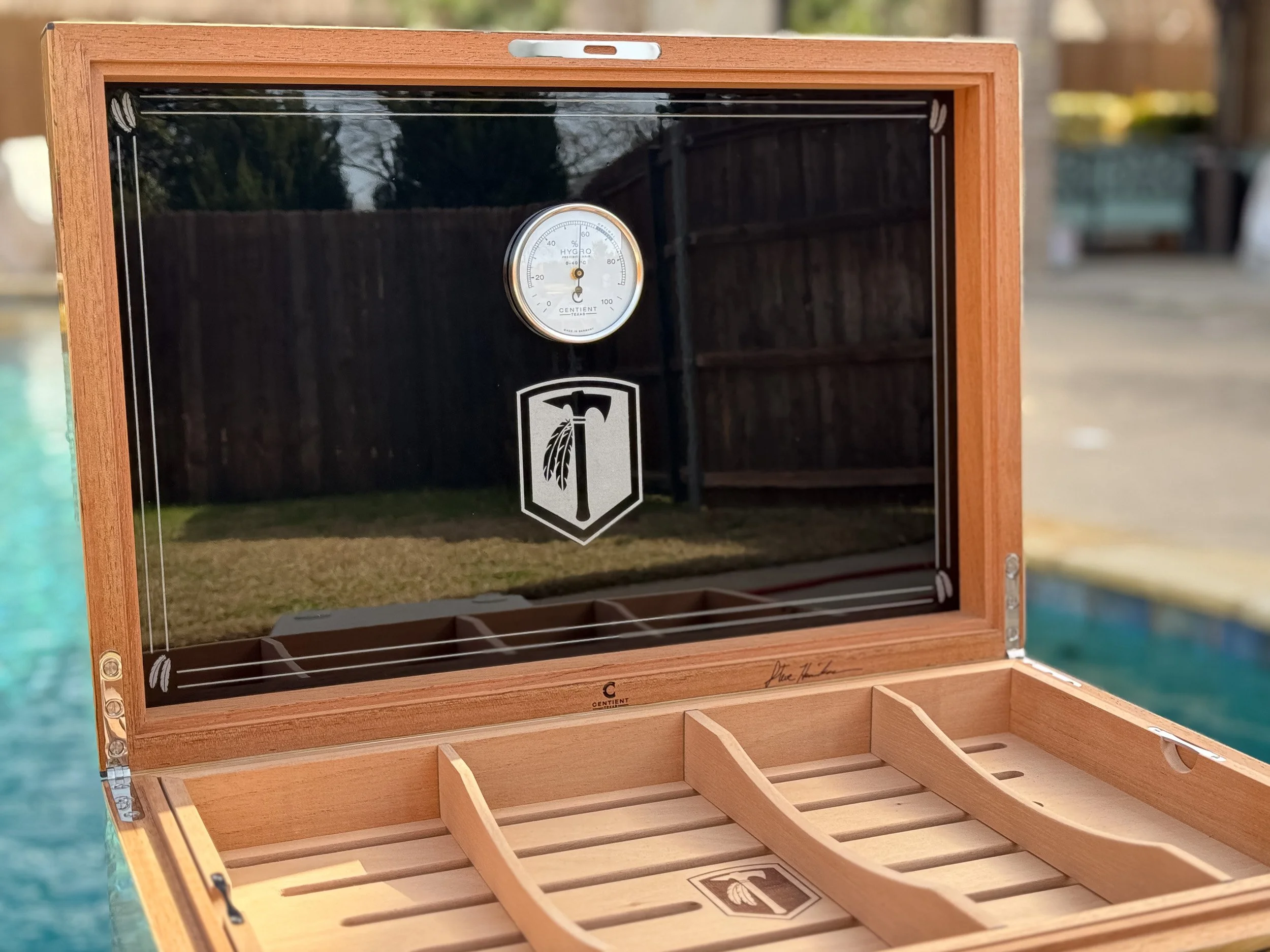 centient-luxury-pecky-cypress-humidor-open-tray.jpg