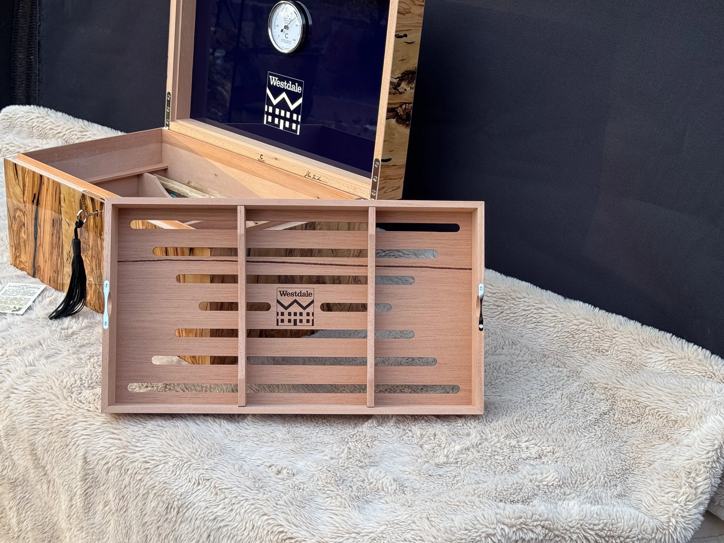 centient-luxury-bethlehem-olivewood-humidor-tray-outside.jpg