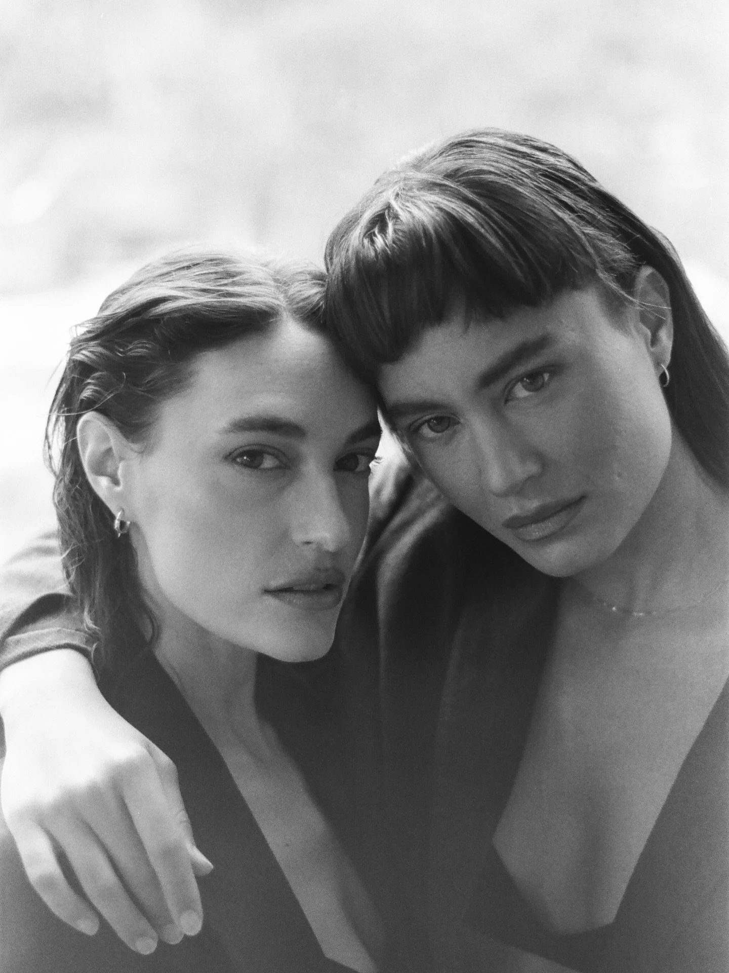 St&eacute;phanie (@details.the.agency) &amp; Maimiti (@humankindmgmt) on film, 2024. Hair &amp; makeup by @la.face.fairy 🎞️❤️&zwj;🔥

#montrealphotographer #mtlphotographer #mtlmodel #mtlmua