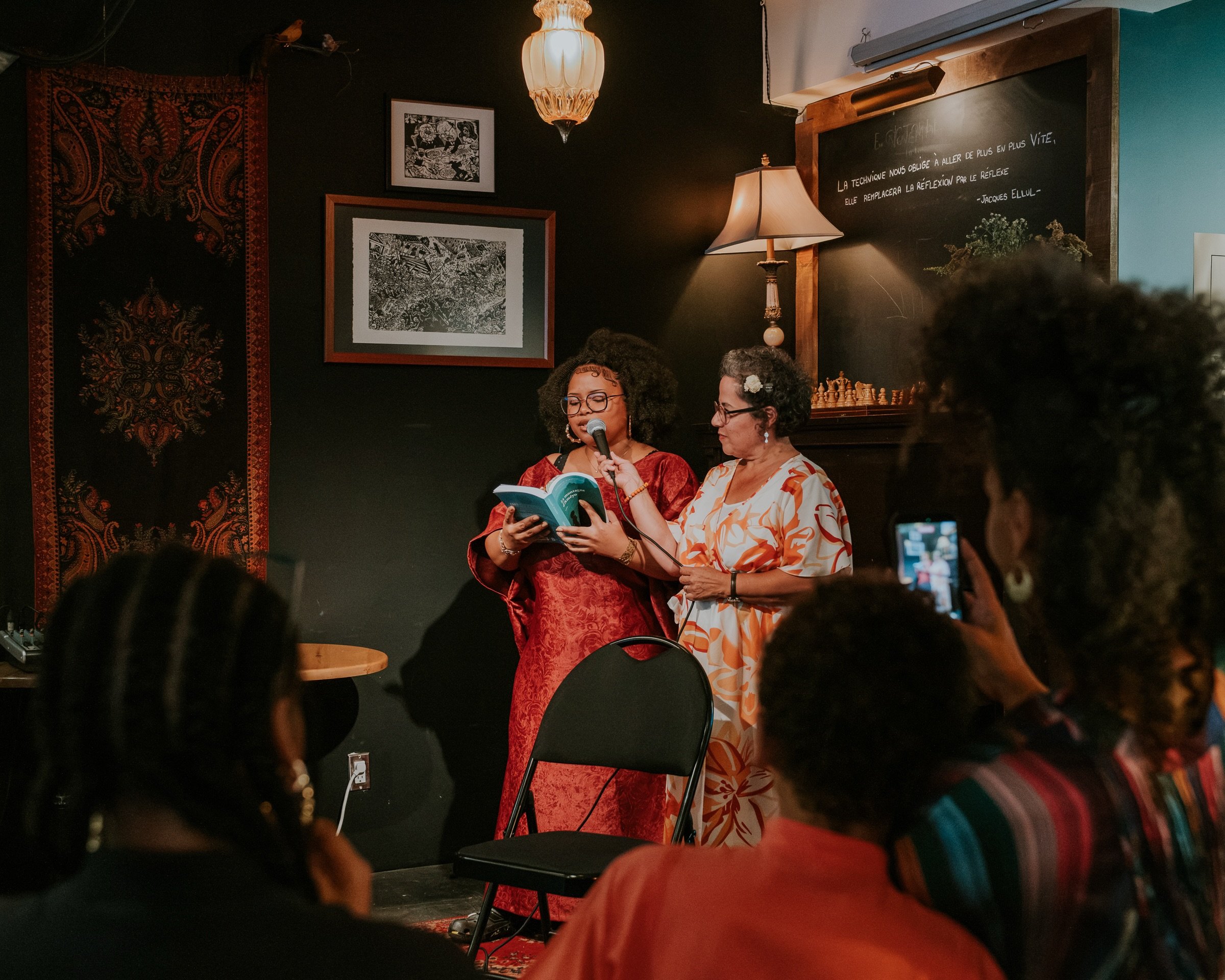 Photos du lancement officiel du livre &laquo;&nbsp;La montagne d&rsquo;Am&eacute;yo&nbsp;&raquo; de @nathalie_albertini_ la semaine derni&egrave;re &agrave; @lalivrerie. Maison d&rsquo;&eacute;dition: @editionsduseptentrion 💫📚

#montrealphotographe