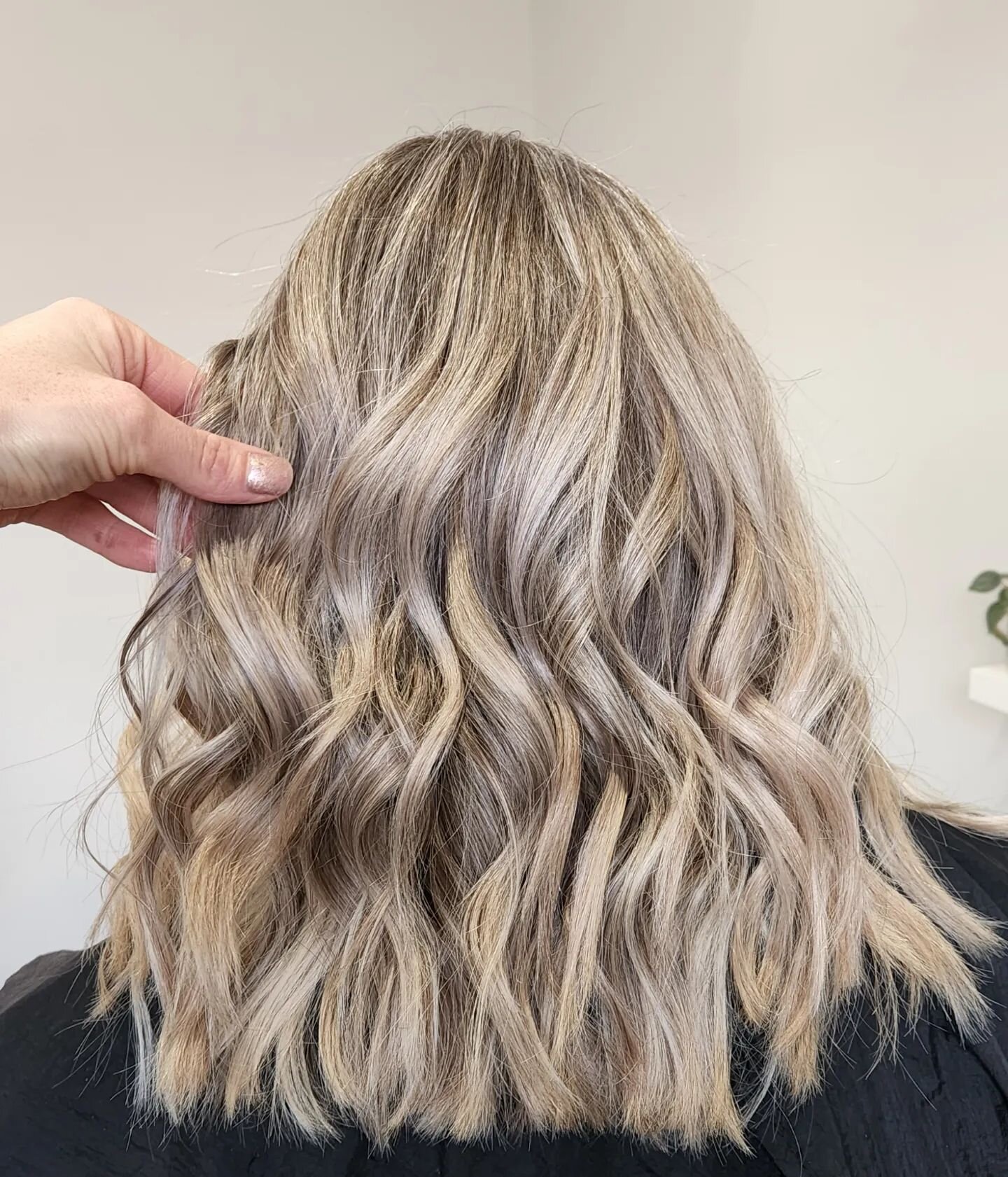 Clean live In blondes using @keuneanz cream blonde and 6% 
gloss 10.7,9.1 1+2 
Styled with @cloudnineoz 

#cleanblondes #keunecolor #hairartistrybykirri #colourspecialist