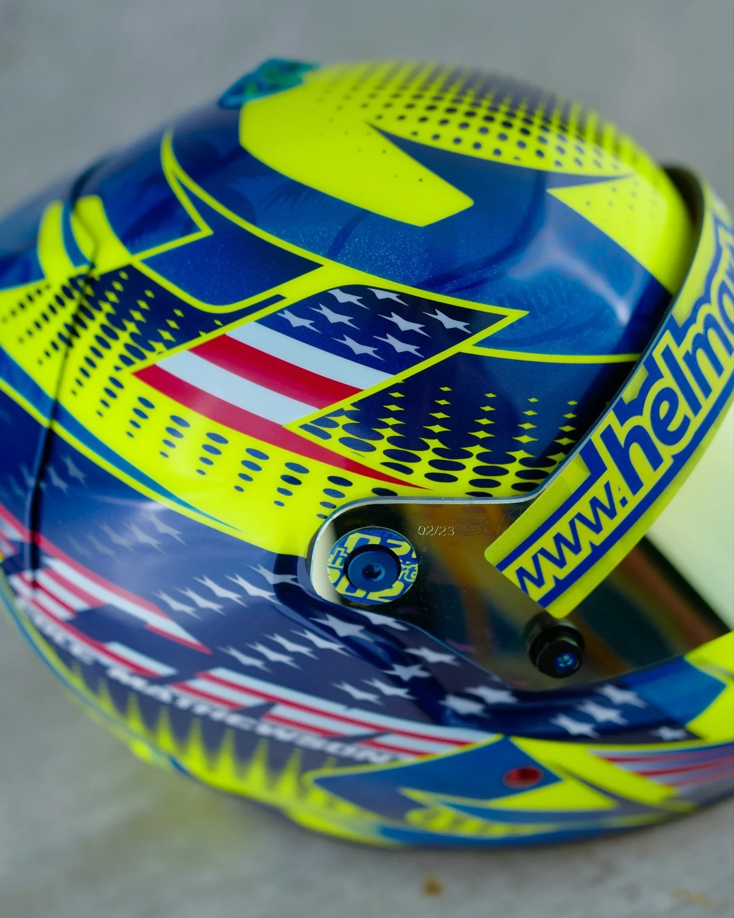 Some subtle details in the blue metal flake, with faded palm trees and the iconic Indy track logo 😮&zwj;💨👌🏻

#helmartdesign &bull; #allaboutdetail