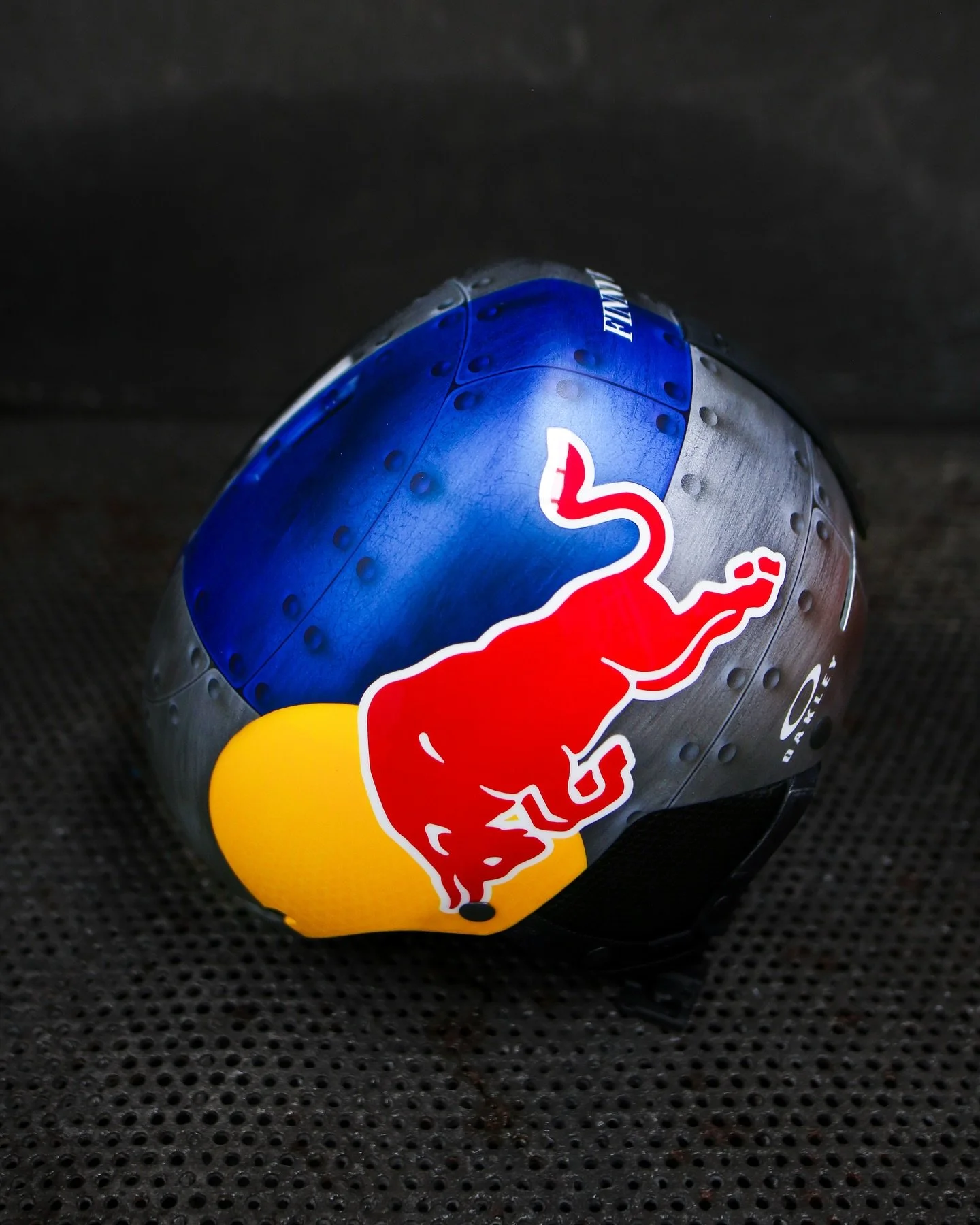 Next up in the recently finished helmets I have painted for @redbullnz is this awesome Oakley lid for @finnbilous 🏂 

Inspired by the early 2000s Oakley era with a cold industrial feel, I fully airbrushed all of aluminum detailing, panels &amp; rive
