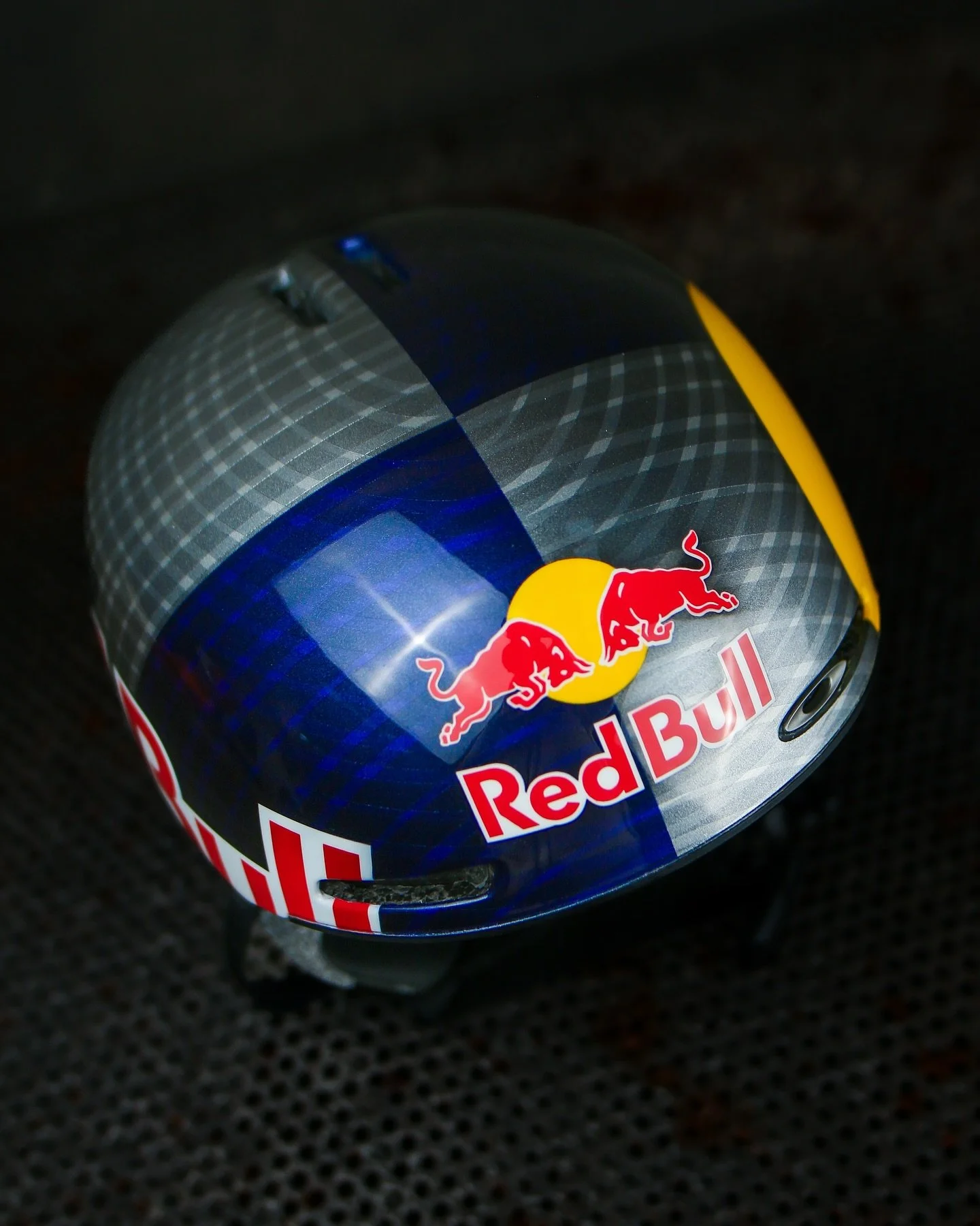SWIPE for more @redbullnz lids I have recently finished painting!

From @nicoporteous custom Oakley with subtle tartan patterns to @kehu_butler Oakley surf helmet! I have never painted a surfing helmet before until now, how sweet is that!

#helmartde