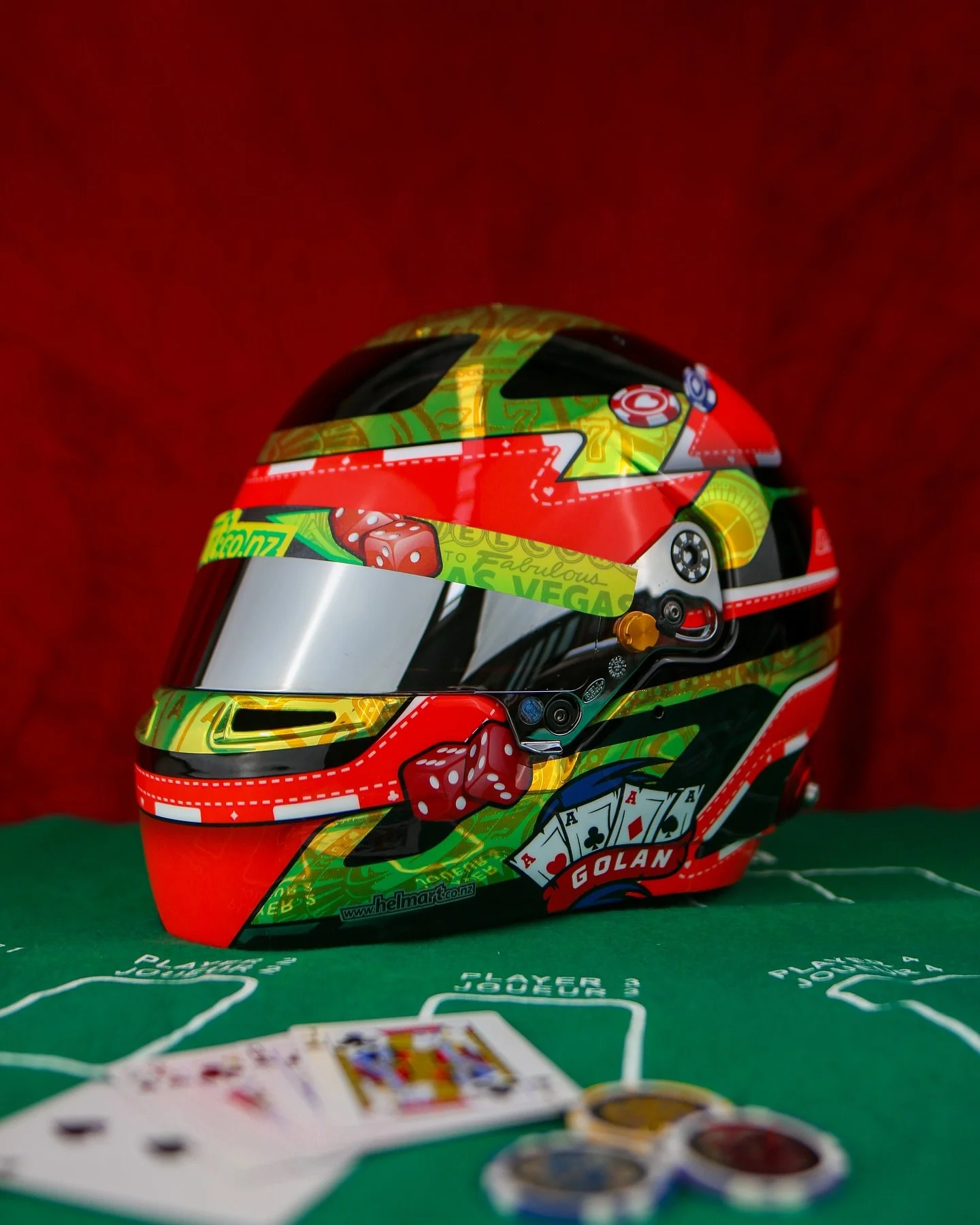 VEGAS race week so check out this Hp77 I recently painted for USA single seater driver @brady_golan 😮&zwj;💨👌

Lots of fun painting this one with using chips as inspiration for the red shapes, having the suits and details within all of the edges of