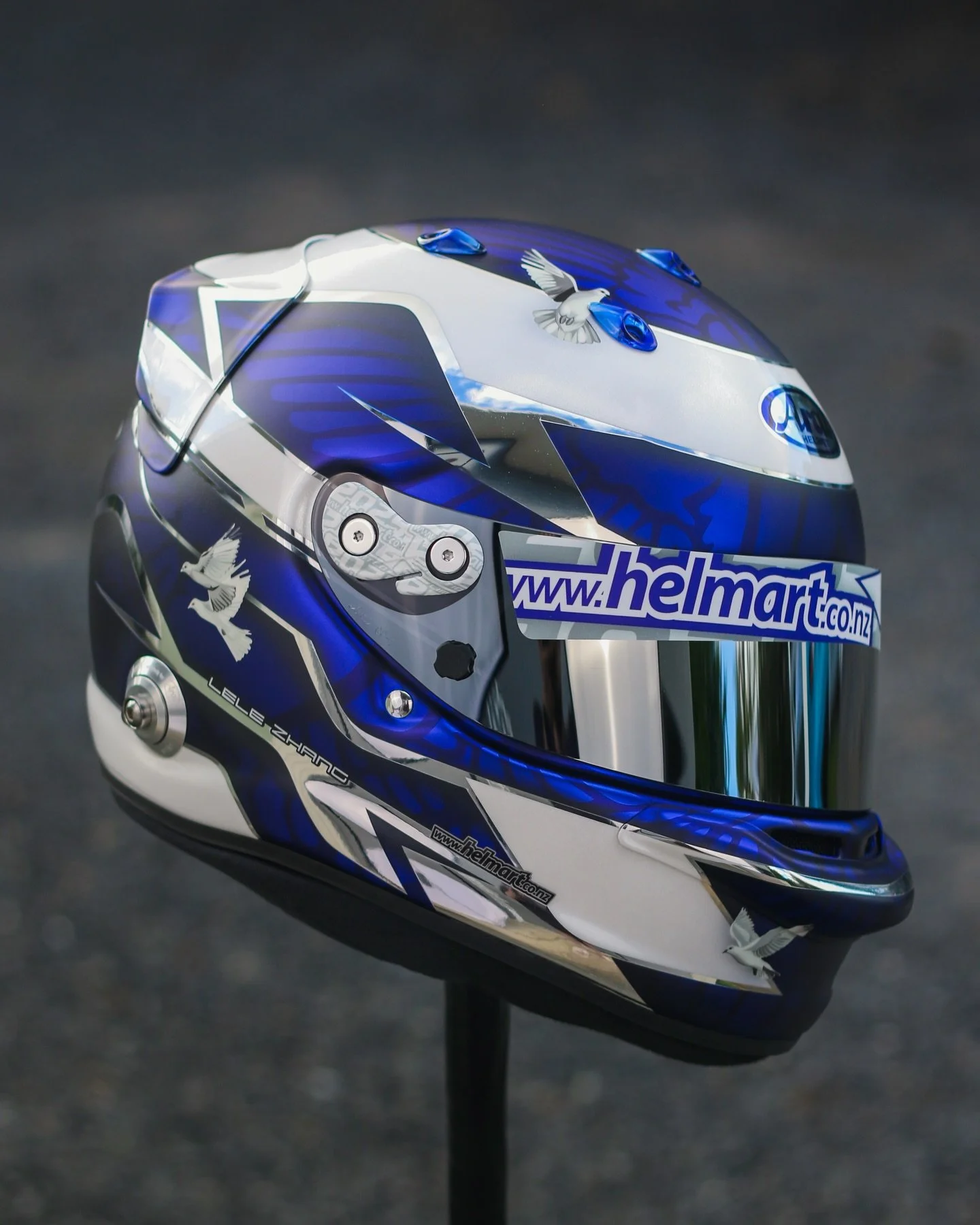 I just painted this GP7 Carbon for Lele Zhang, chrome silver and matte chrome blue just looks so cool 😮&zwj;💨👌

#helmartdesign &bull; #allaboutdetail &bull; #custompaint