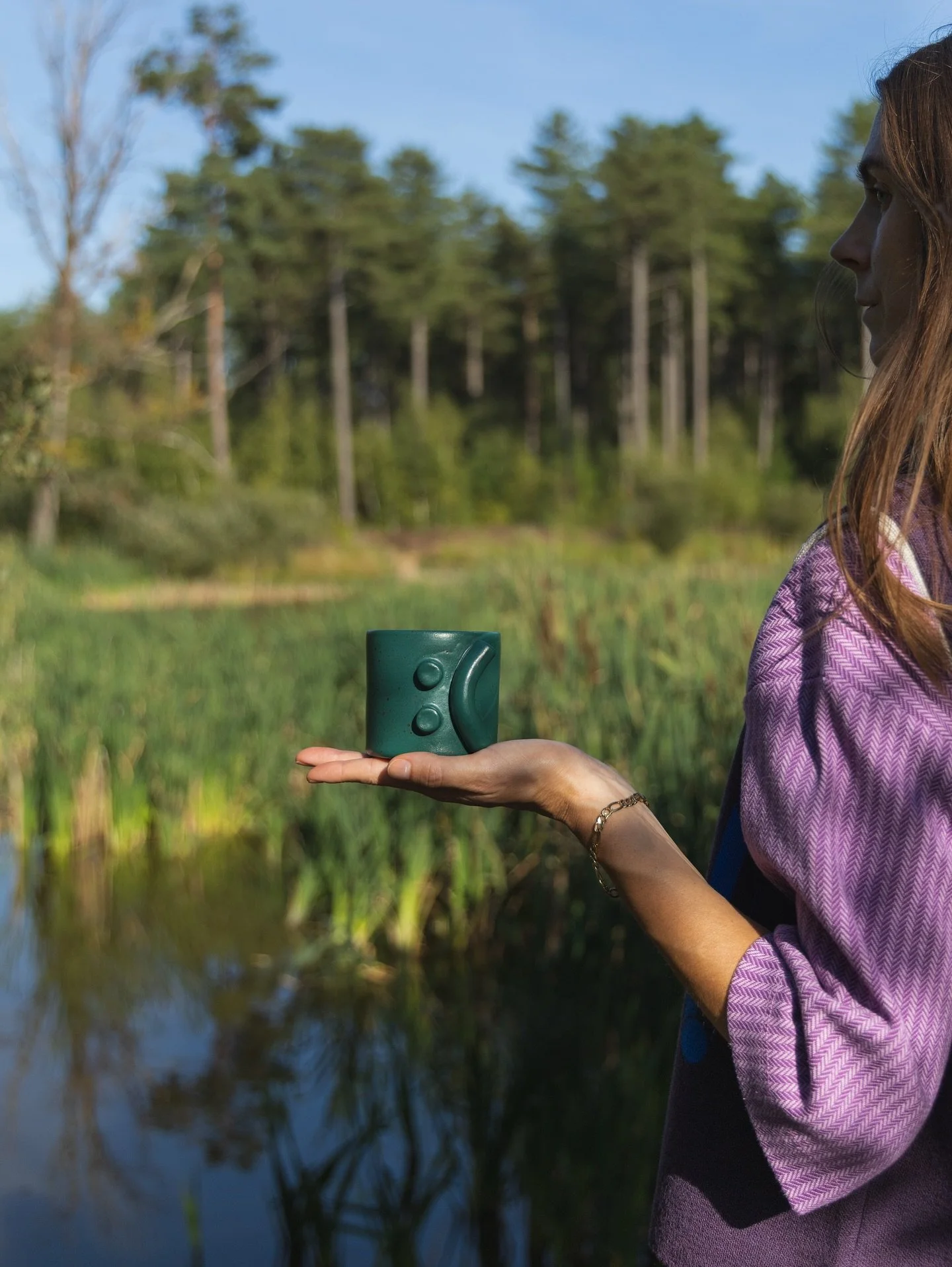 Efkes serieus, hoe mooi zijn die foto&rsquo;s die Grumpy Mug 🥹 De zon valt ook zo mooi op de matte donker groene glazuur. 

📷 @amongpinetrees 

Momenteel ben ik bezig met een nieuwe batch Mood Mugs. Al ben ik niet zeker dat ze af geraken voor het m