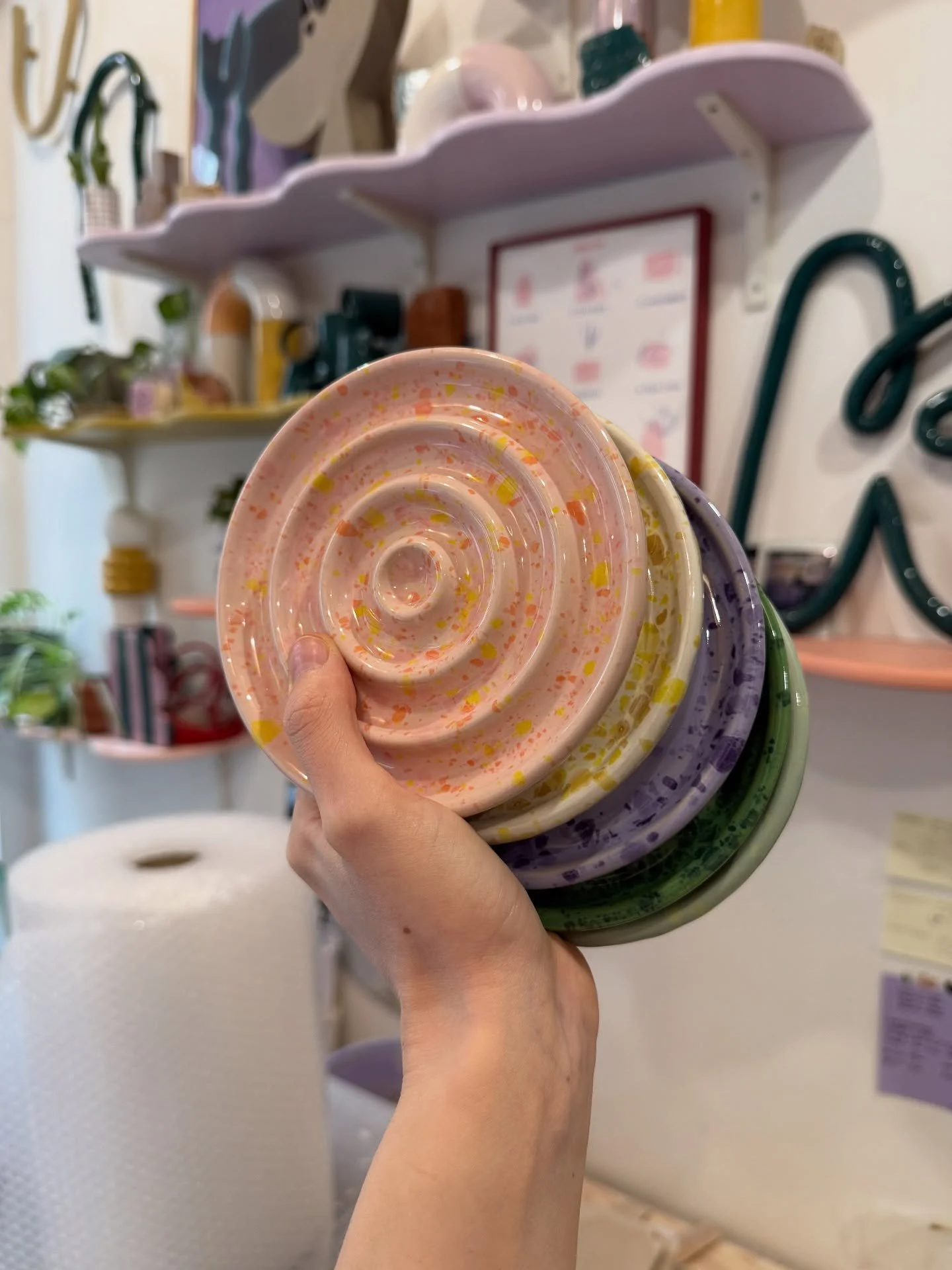 Oktober, je bent voorbij gevlogen 💨🍃🍂 dus bij deze een compacte fotodump van mijn maand 

💜 zeepschaaltjes voor @smeer.be 👀
💜 priv&eacute; workshop
💜 maatwerk projectje
💜 zeepschaaltjes kuisen
💜 ovengelukjes
💜 volop productie draaien voor d