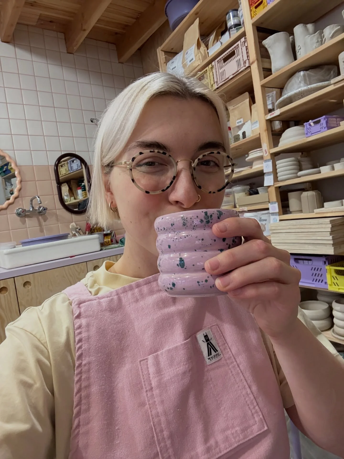 Door de drukte niet genoeg kunnen posten, dus ik post nu alles tegelijk. Alsjeblieft 🫶🏻 De maand november was precies twee maanden aan werk bijeen 🥲 maar we leven nog, we lachen nog en kunnen voort 🤪

#ceramics #ceramicstudio #keramiekatelier #si