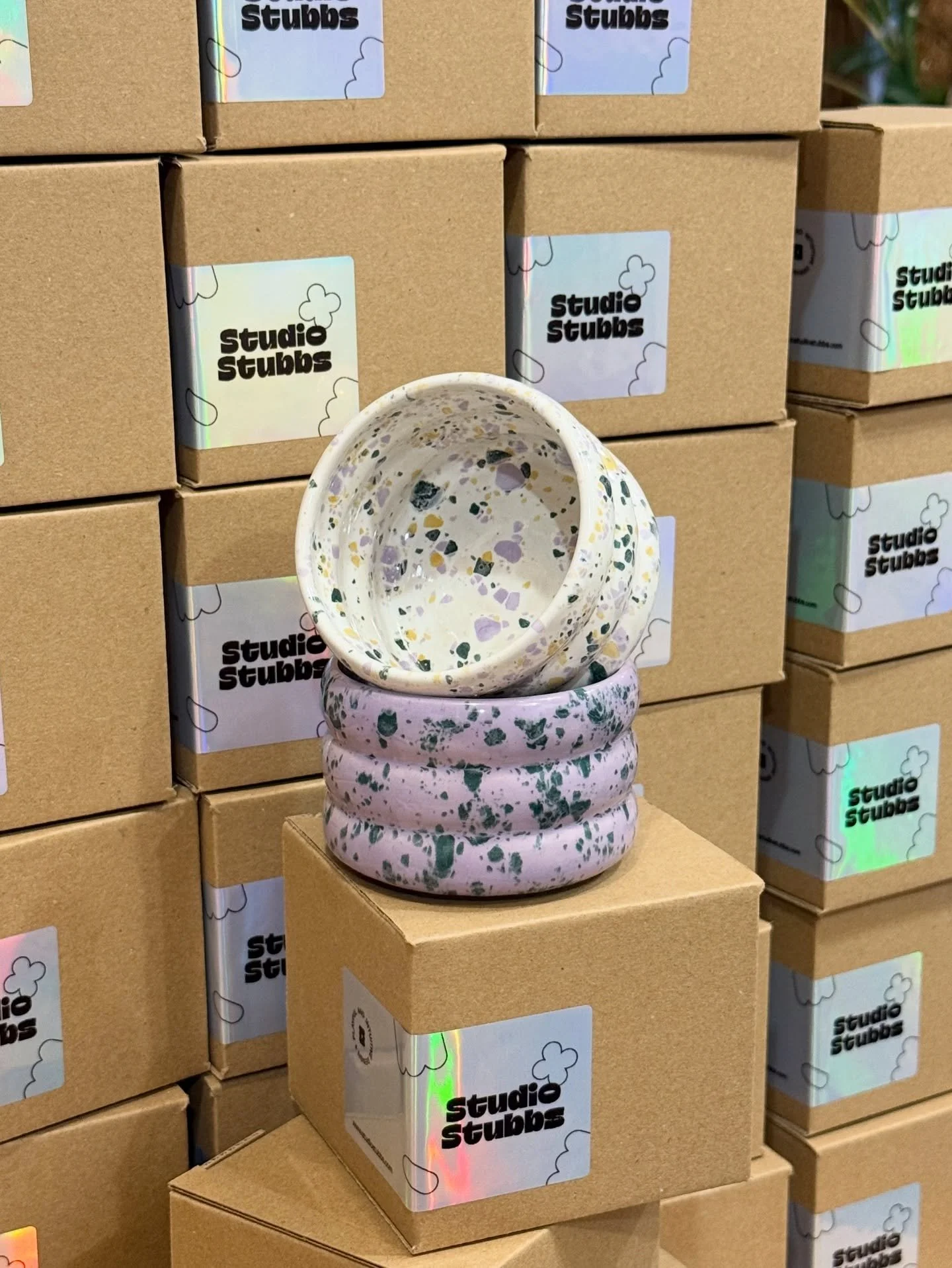 Die doosjes zijn echt te cute met die holografische sticker 🫶🏻😭 De cadeauverpakking is trouwens gratis*! 

*Enkel en alleen als je de mokken in @klik_dendermonde koopt 🤪

#ceramics #cutepackaging #ceramicpackaging #keramiekbelgi&euml;