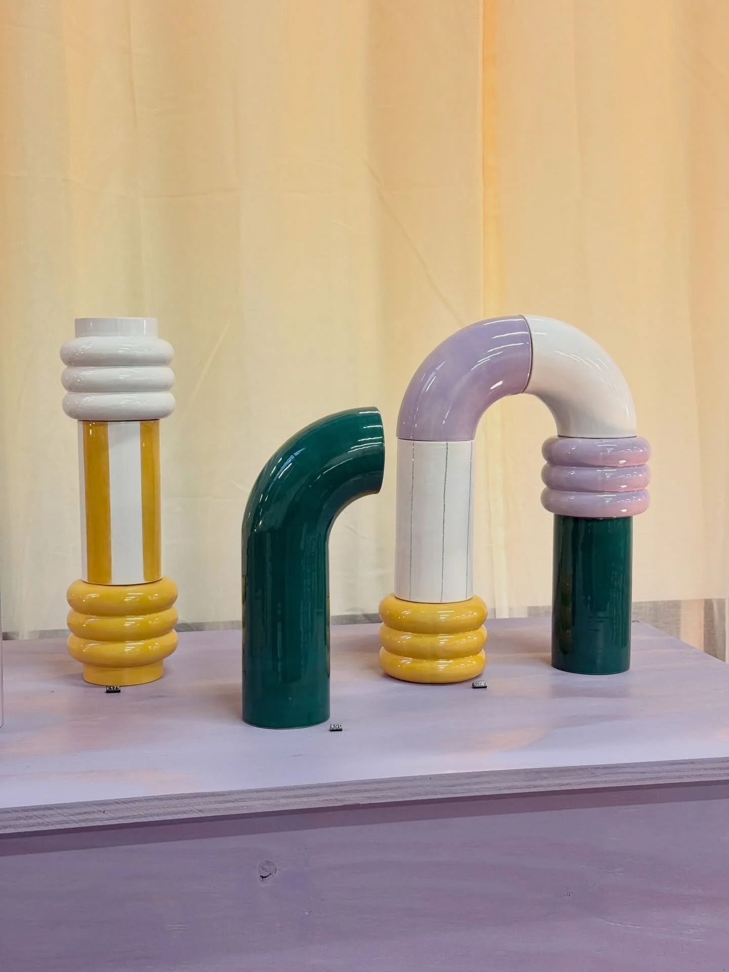 Ik denk dat ik deze beelden enkel deelde via stories en ze verdienen echt wel een postje 🥹 Nog net voor mijn offici&euml;le fulltime keramiek start, werd ik uitgenodigd om op @dagvandekeramiek te staan in Kortrijk. Ik prepte en maakte nog zo veel al