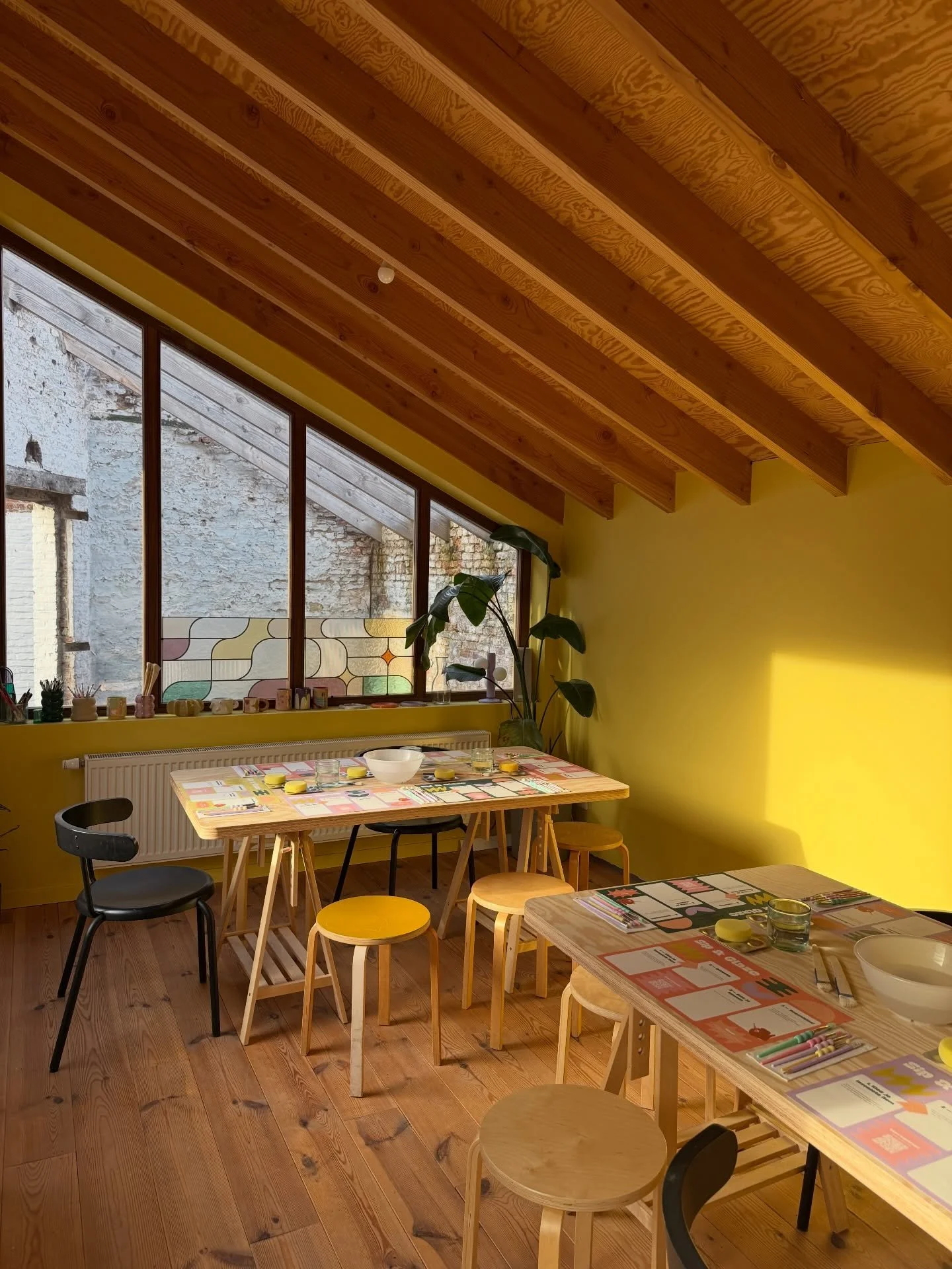 In december heb ik veel gewerkt en ik wou het nog even delen met een paar foto&rsquo;s &amp; video&rsquo;s xxxx

💛 de workshop ruimte kreeg een kleur
🙃 mijn broek en schoenen kregen kleur
📦 nieuwe verpakkingen voor verkoop in de bar
🫧 zeepschalen