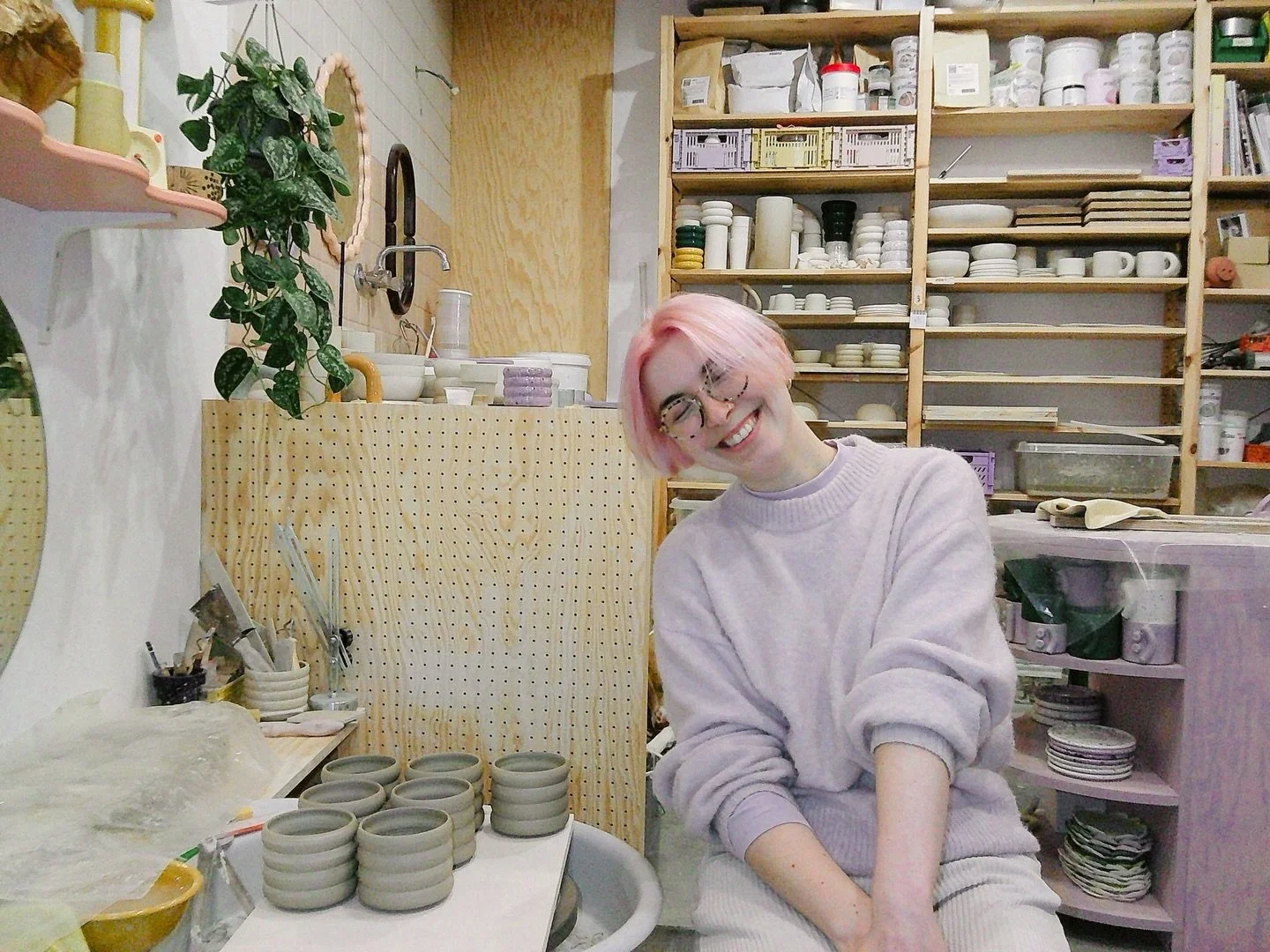 Hoe blij ik ben dat de Valentijn collectie na anderhalve maand zwoegen eindelijk (bijna) online komt te staan 😄 

Nu vrijdag &mdash; 19:00 ⏰‼️

Merci @club.lou voor de mooie foto!!

In realiteit echt honde ziek, al sinds vorige week maandag 🫠 het g