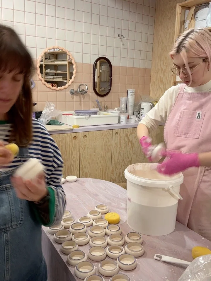 Maart was zo snel voorbij? Precies nog sneller dan anders, of ligt dat gewoon aan mij?? 😵&zwj;💫

1. geheime projectjes glazuren 👀 
2. cute kaarthoudertje gemaakt 
3. latte mokjes met gepersonaliseerde tekst
4. vol ovenkot
5. klein potje
6. glazing