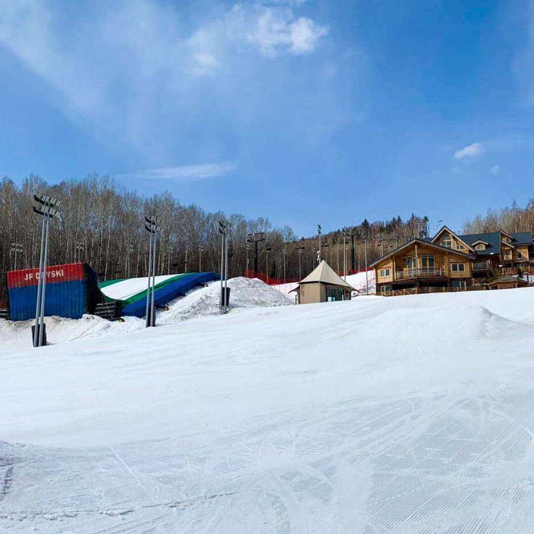 LINK IN BIO
-
When you think of #china🇨🇳 is this the image that comes to mind? Probably not. But the reality is skiing and snowboard is booming in China. With #beijing2022winterolympics on the horizon the growth in winter sport in China is incredib