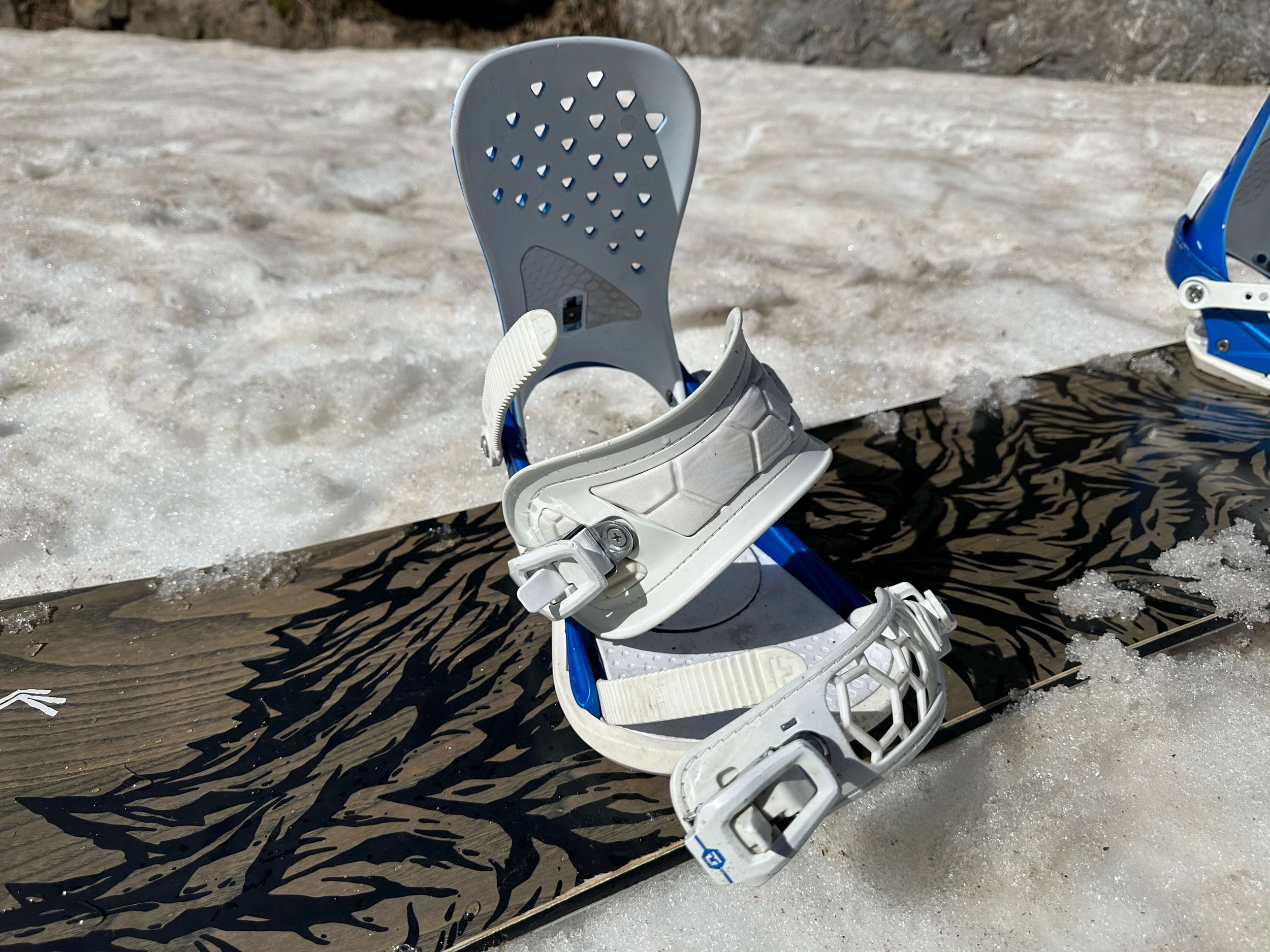union-strata-snowboard-bindings-all-mountain.JPG