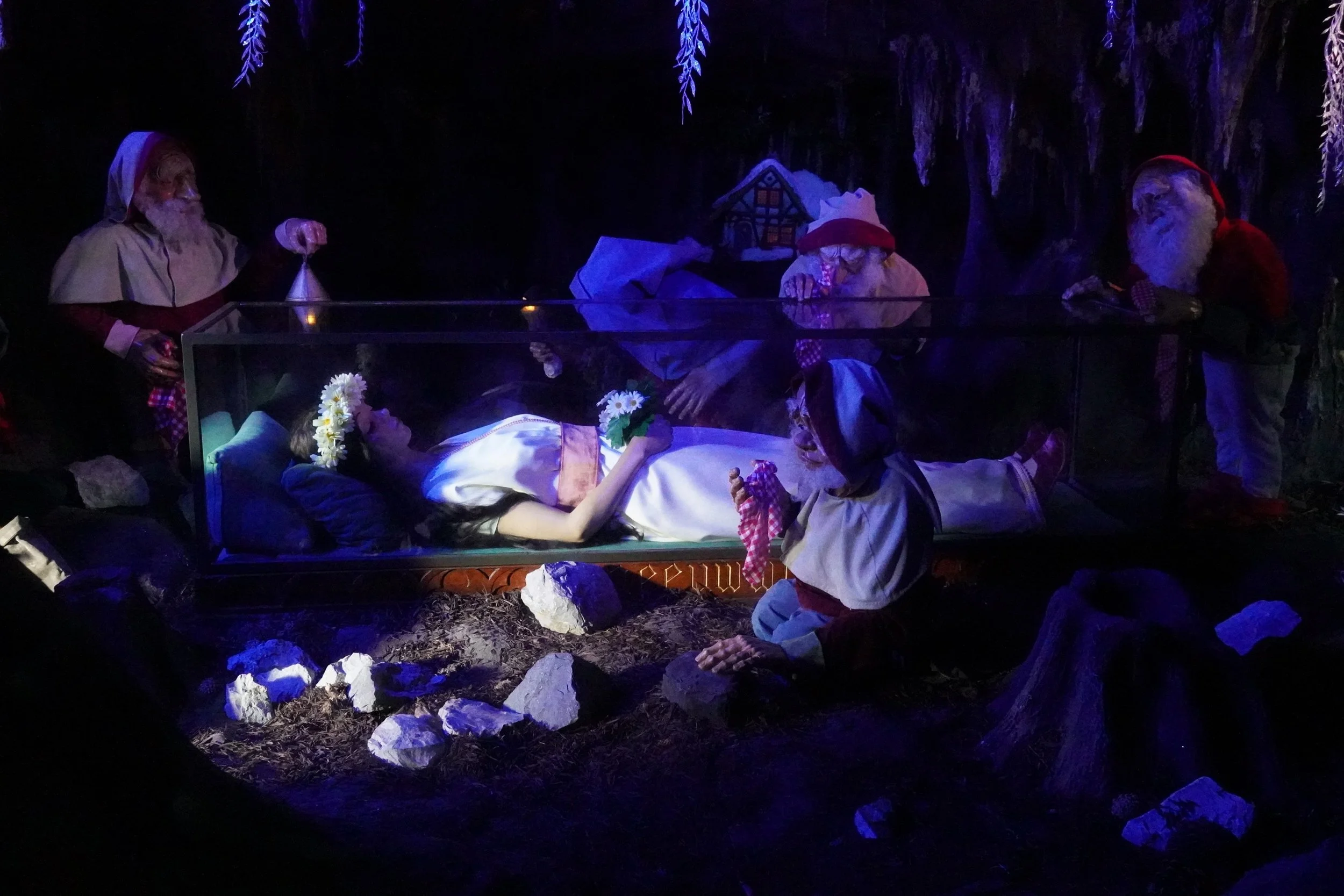 winter-efteling-netherlands-fairytale-forest-snow-white-dwarfs.JPG