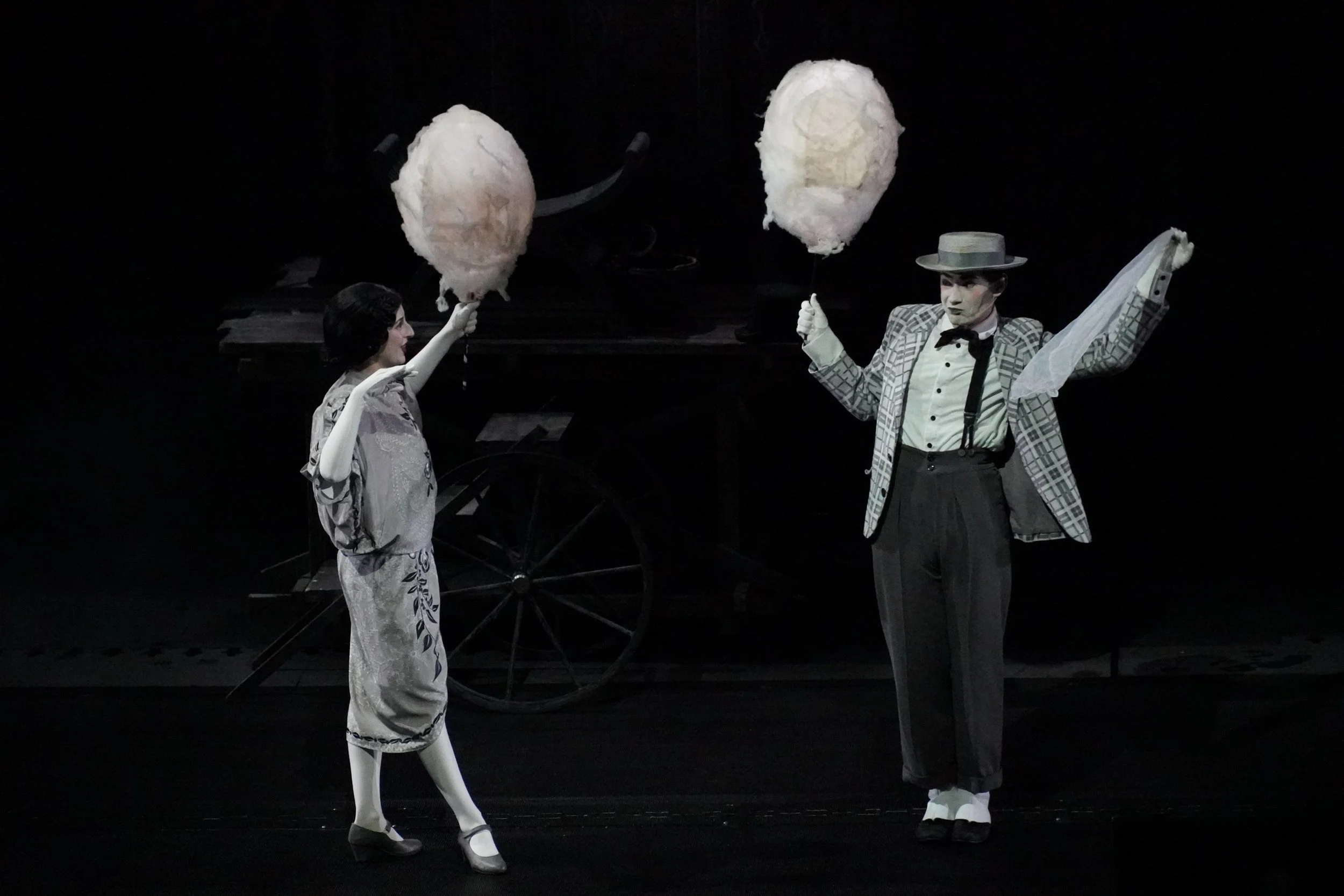 le-mime-et-letoile-puy-du-fou-theme-park-show-france-a.JPG