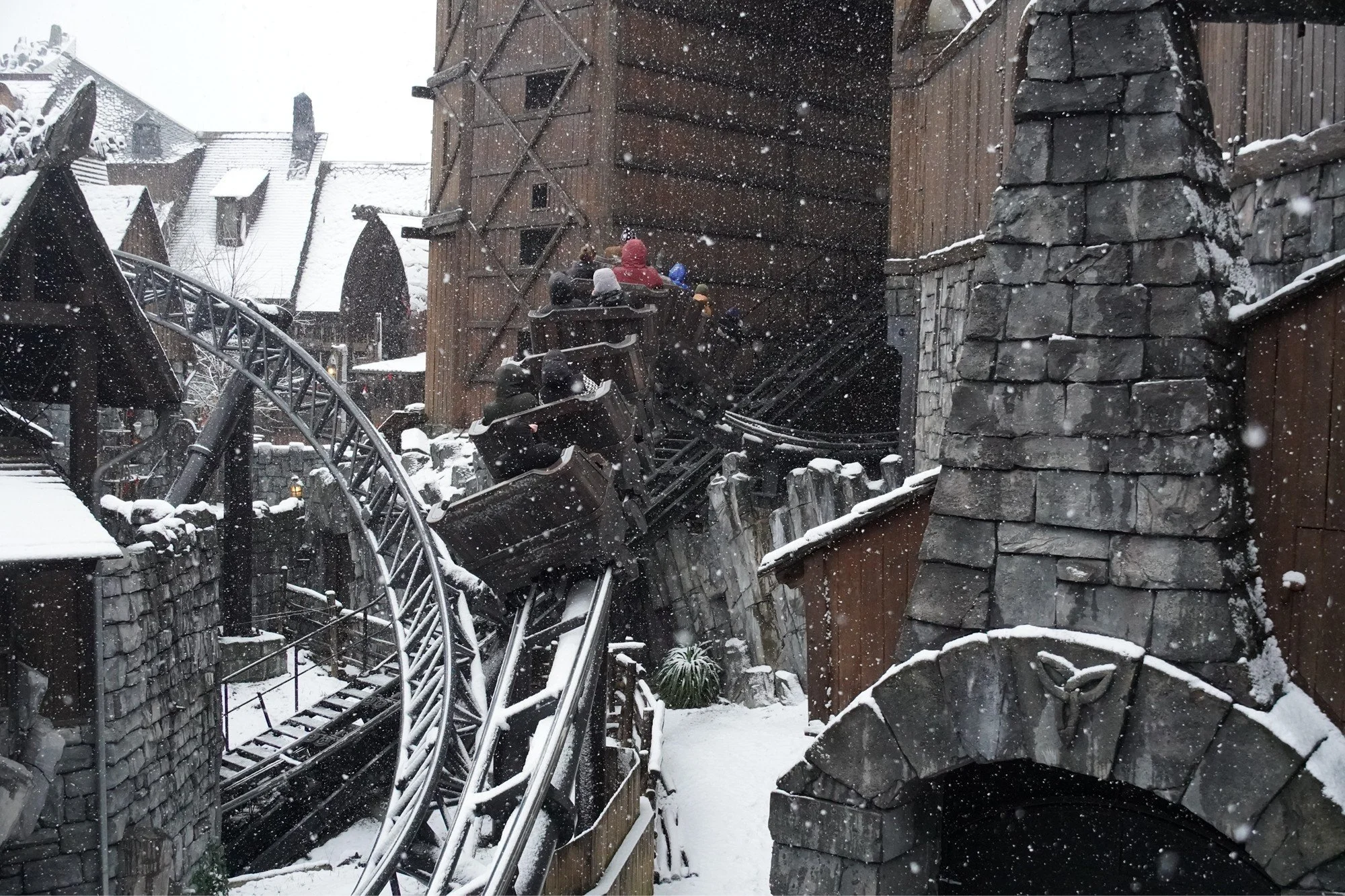 Wintertraum-phantasialand-raik-roller-coaster-snow.JPG