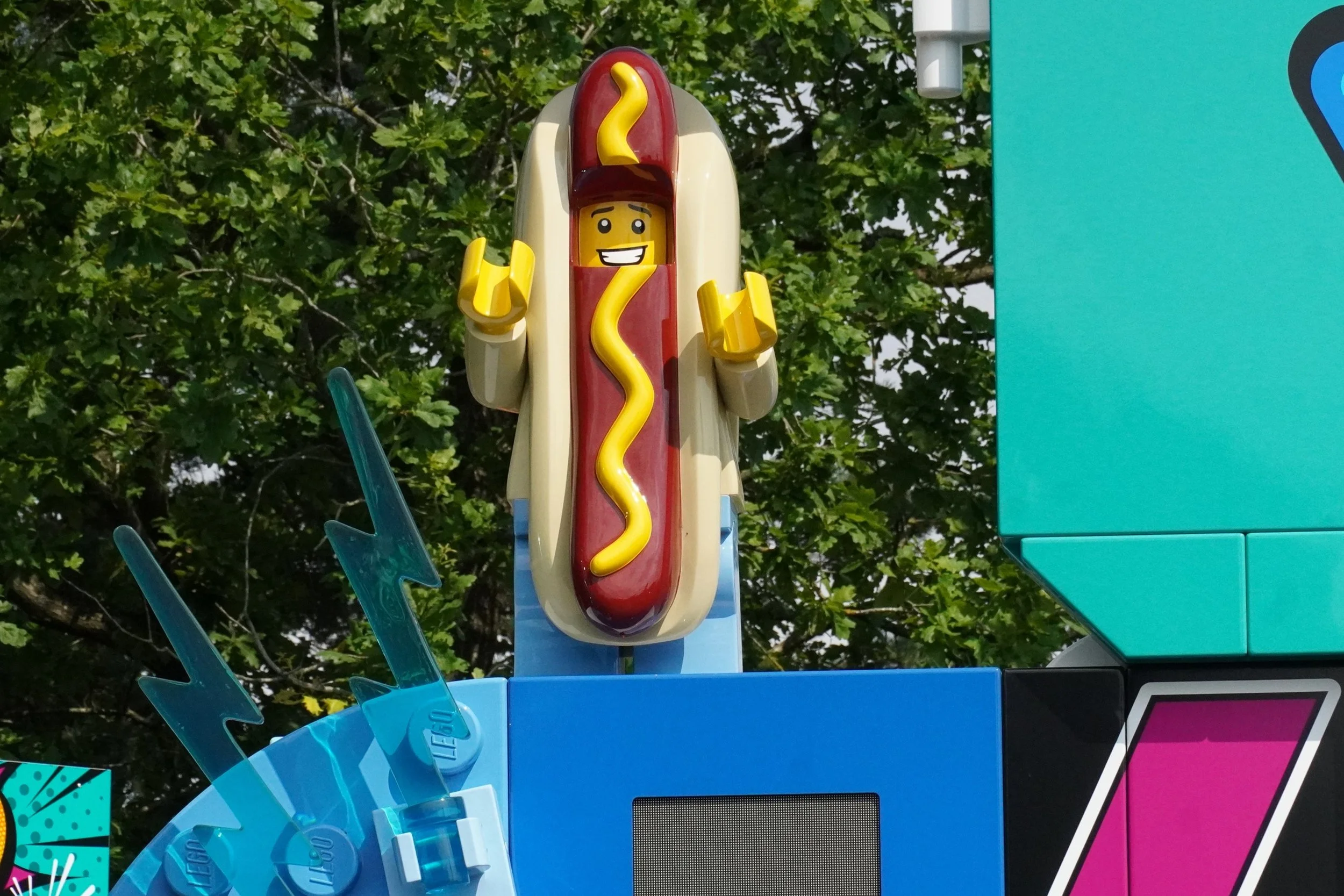 minifigure-speedway-zierer-family-roller-coaster-legoland-billund-denmark-hotdog.JPG