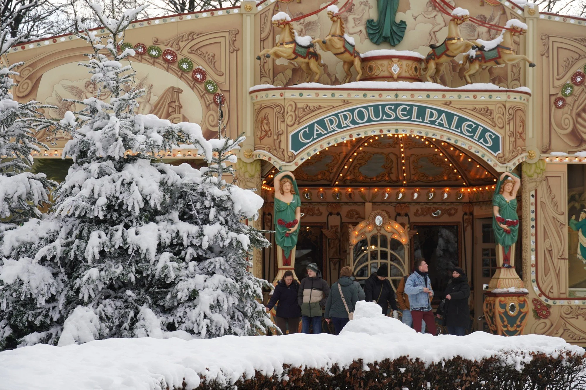 winter-efteling-netherlands-snow-carousel.JPG