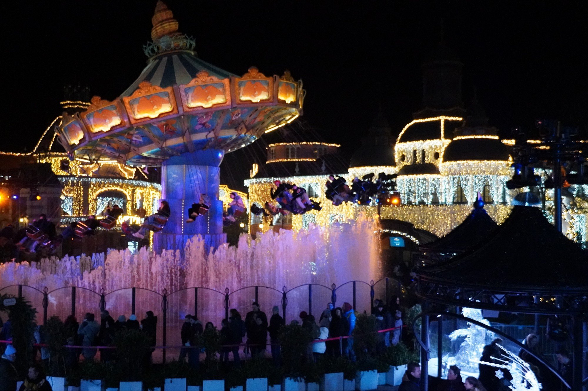 Wintertraum-phantasialand-berlin-lights-chair-o-plane-f.JPG