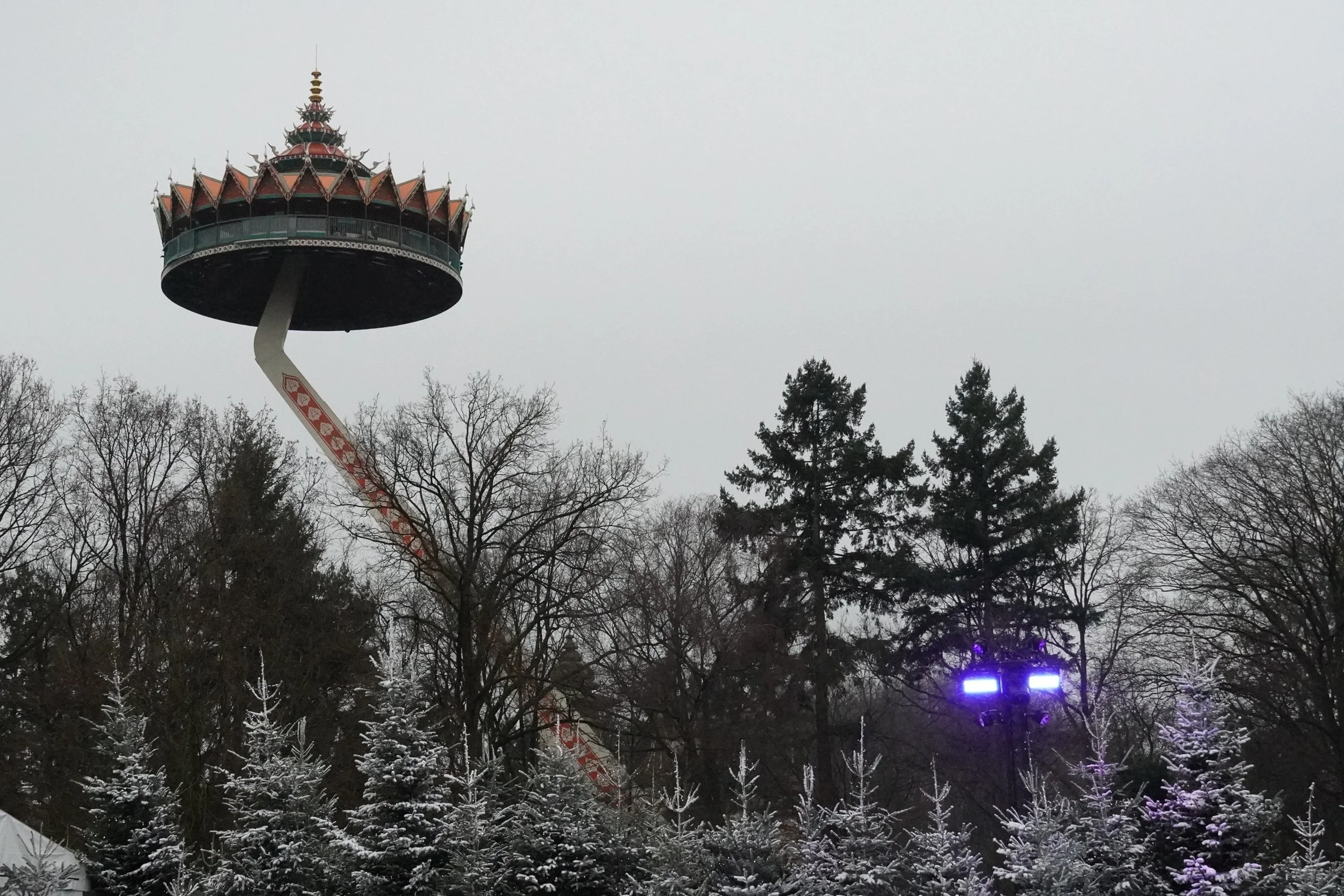 winter-efteling-netherlands-pagode-viewing-tower.JPG