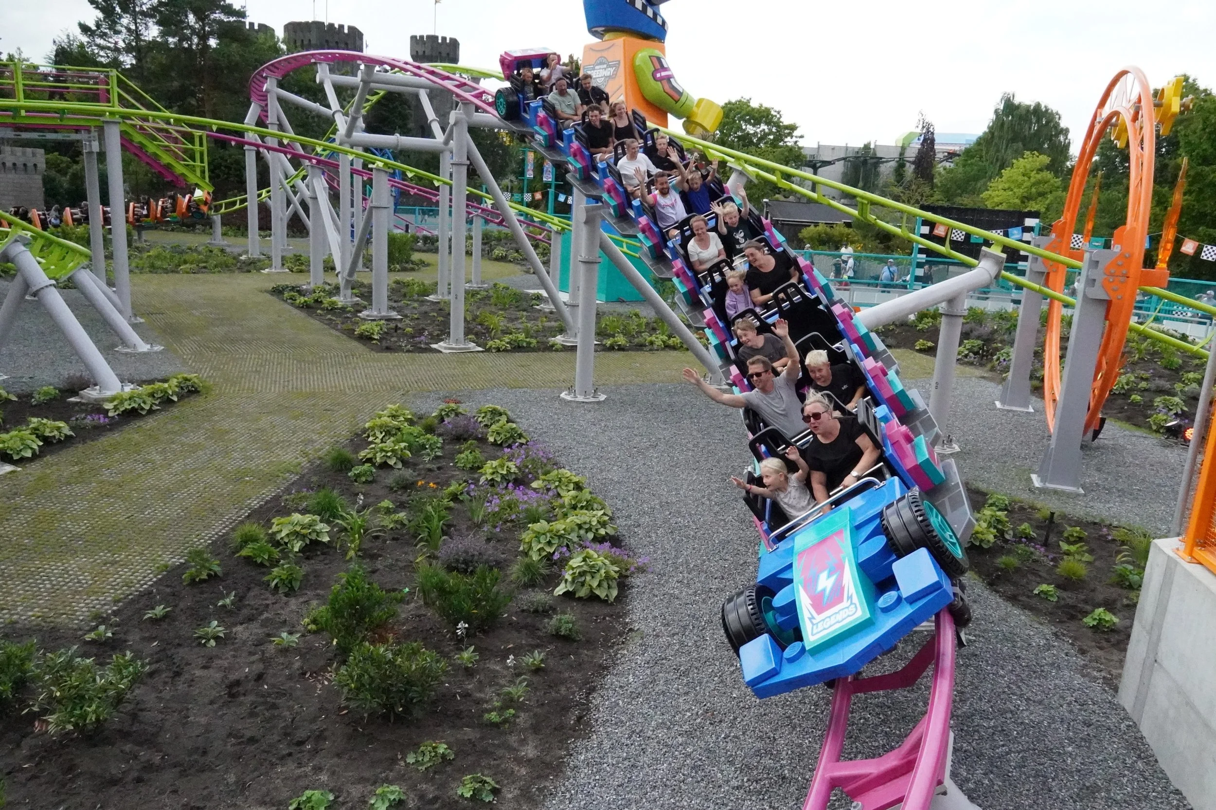 minifigure-speedway-zierer-family-roller-coaster-legoland-billund-denmark-l.JPG
