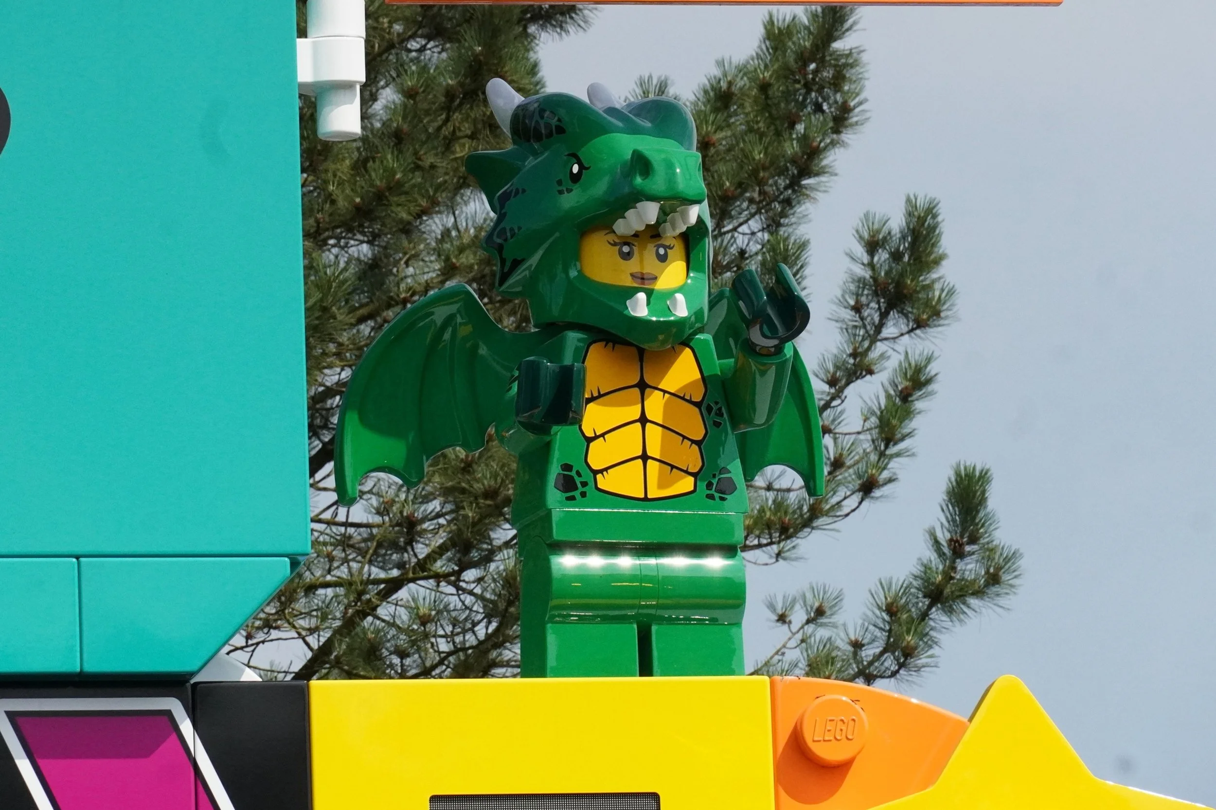 minifigure-speedway-zierer-family-roller-coaster-legoland-billund-denmark-dragon.JPG