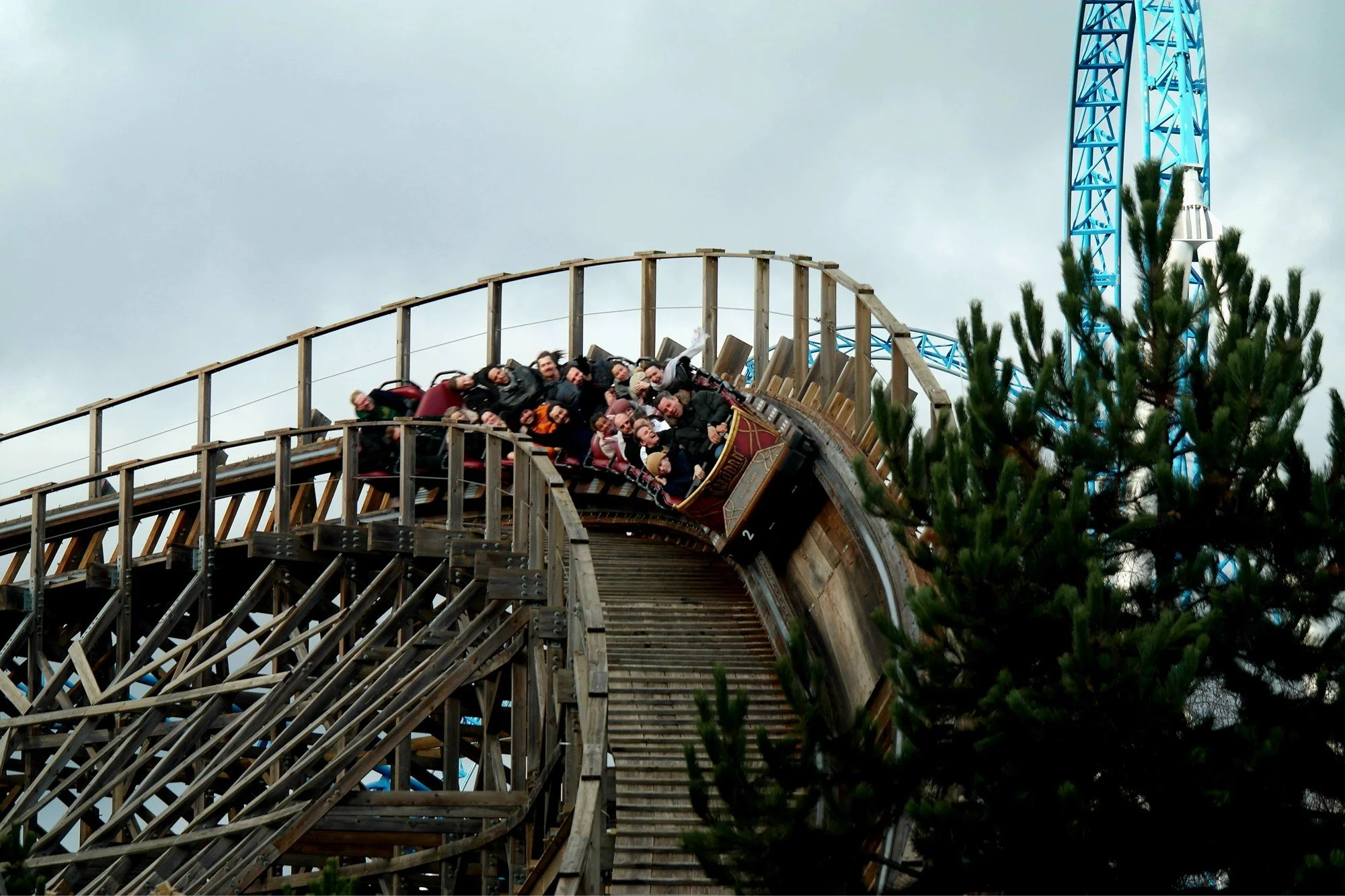 winter-europa-park-wodan-timbur-coaster-wood-rollercoaster-d.JPG