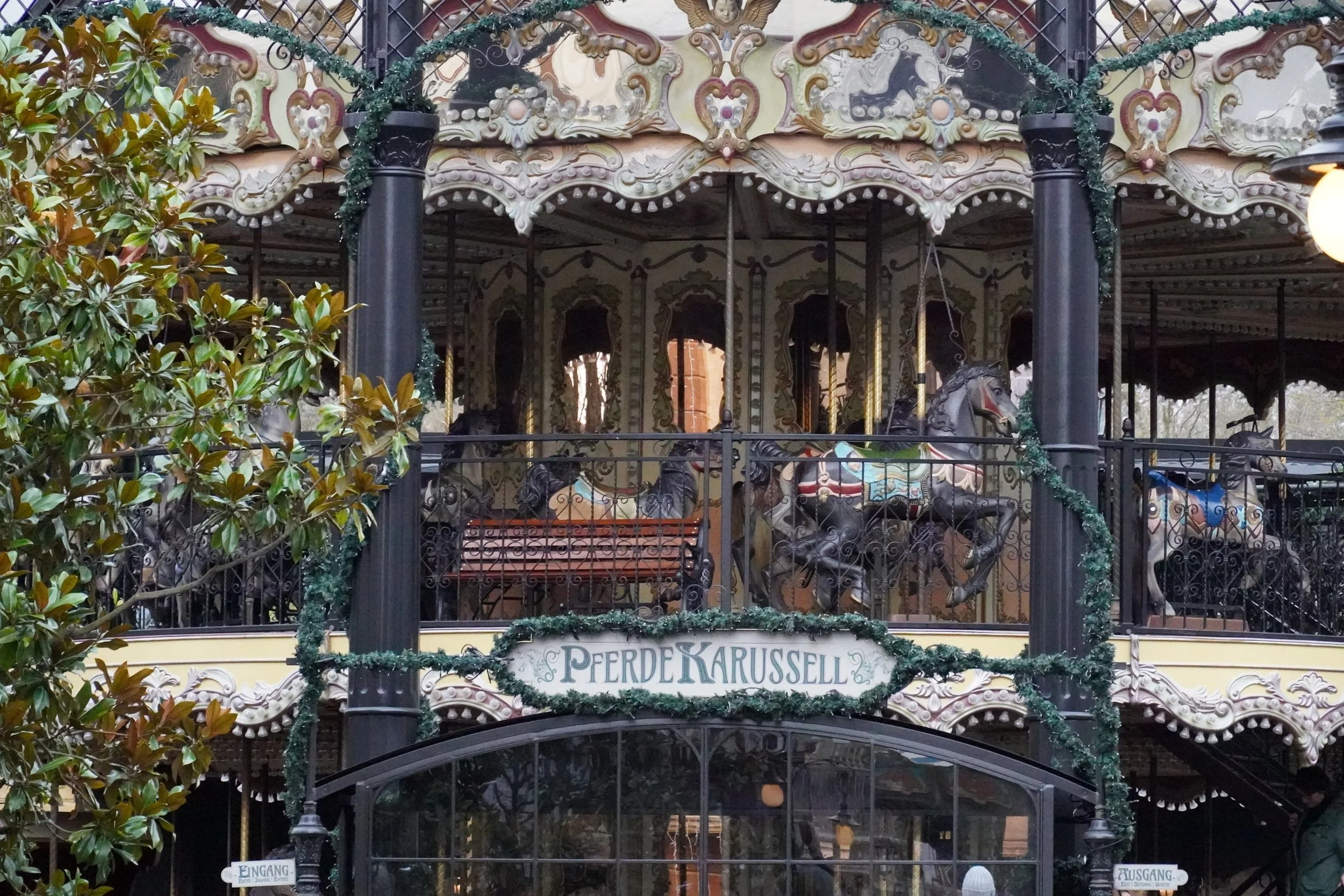Wintertraum-phantasialand-entrance-carousel.JPG