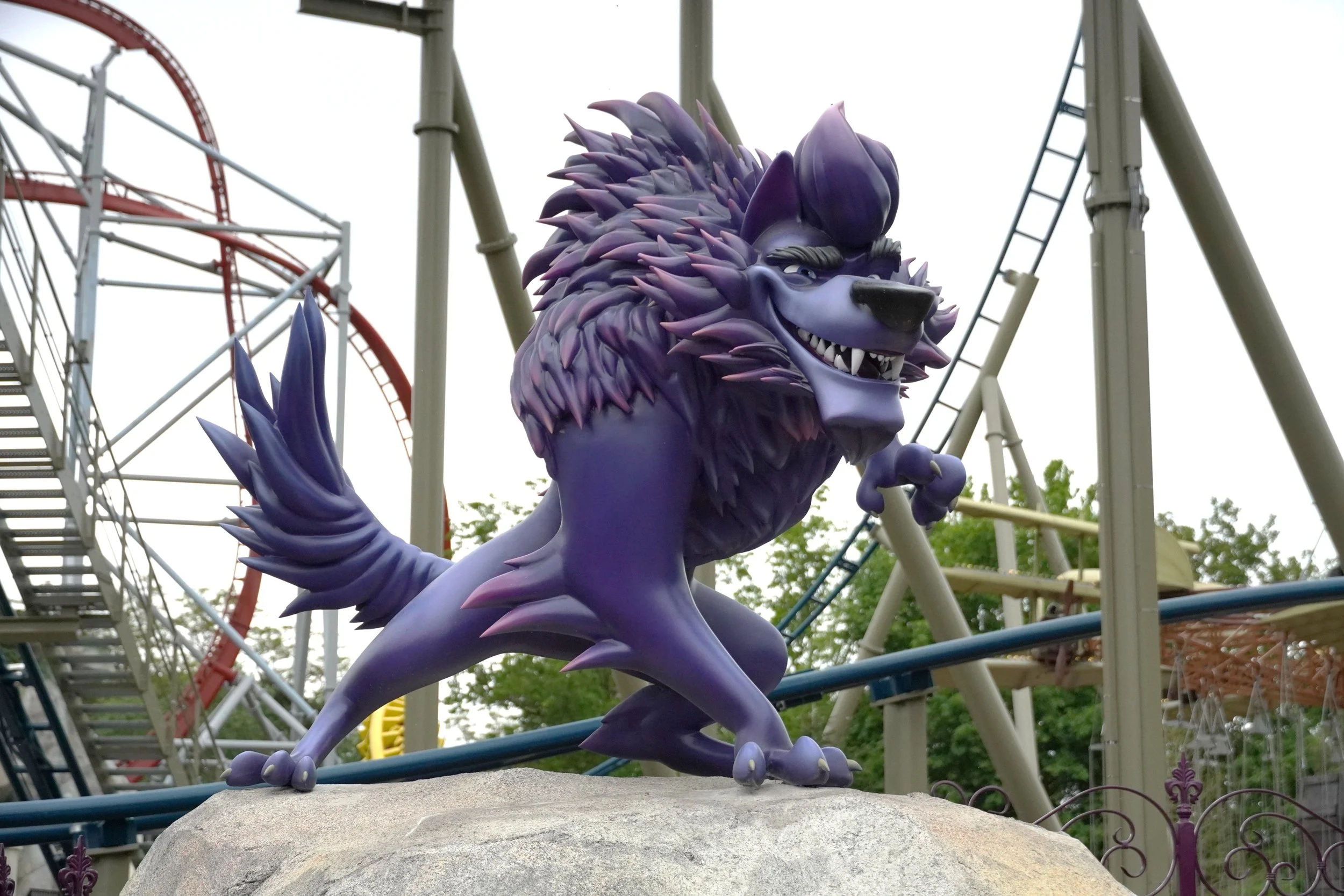 100% wolf statue at plopsaland deutschland