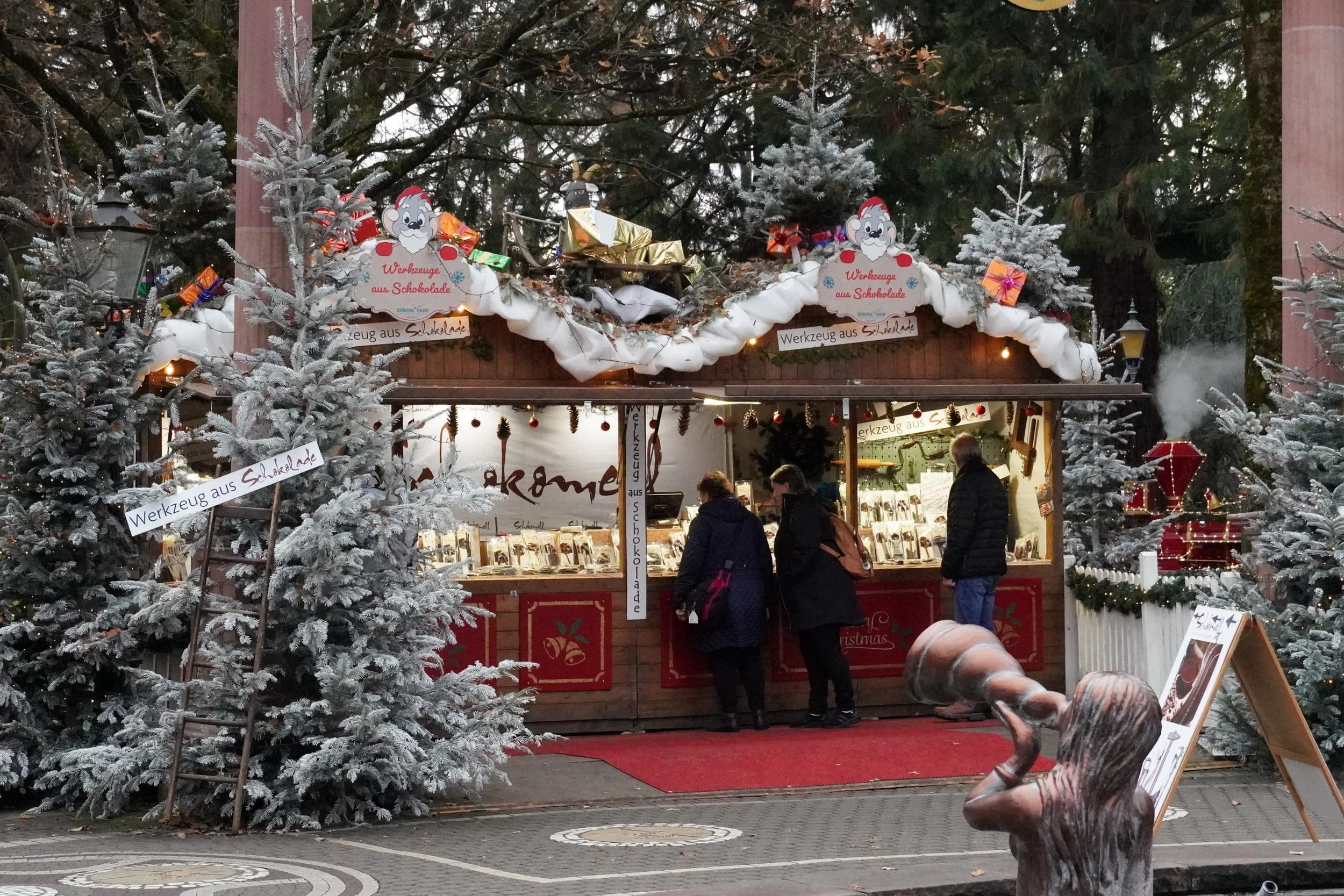 winter-europa-park-germany-entrance-christmas-market-shop.JPG