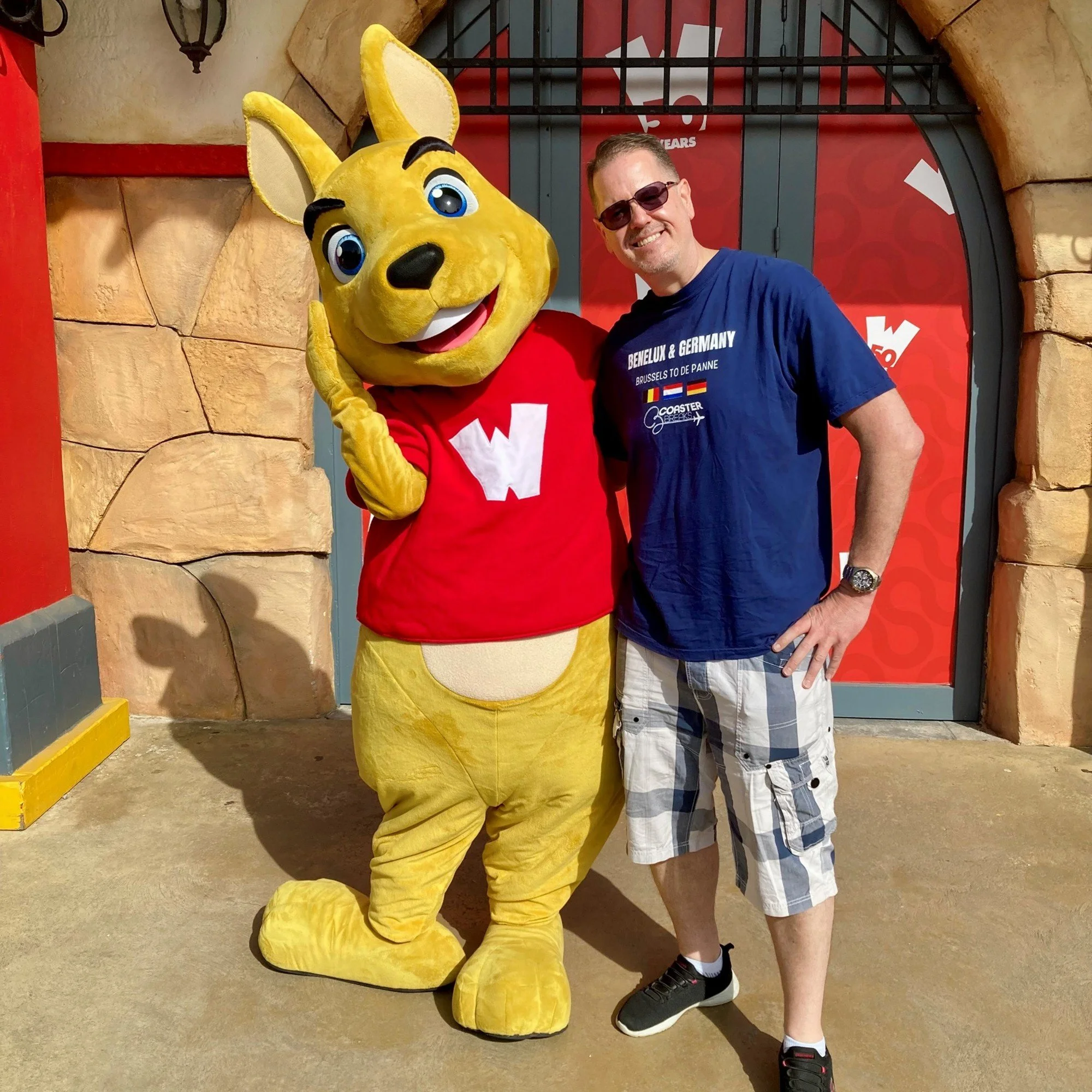 David Hall Tour Guide visiting Walibi Belgium with the parks Mascot