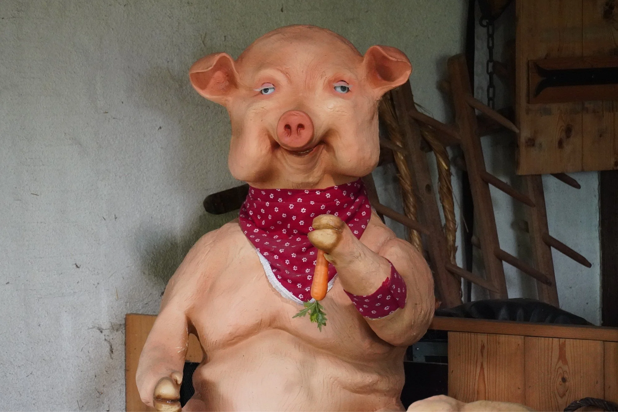 tripsdrill-germany-theme-park-mascot-animatronic-strange-pig.JPG